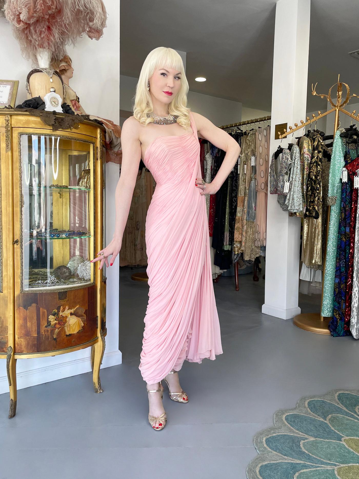 1958 Jean Dessès Haute Couture Documented Pink Ruched Silk Chiffon Goddess Gown (robe déesse en mousseline de soie froncée) en vente 6