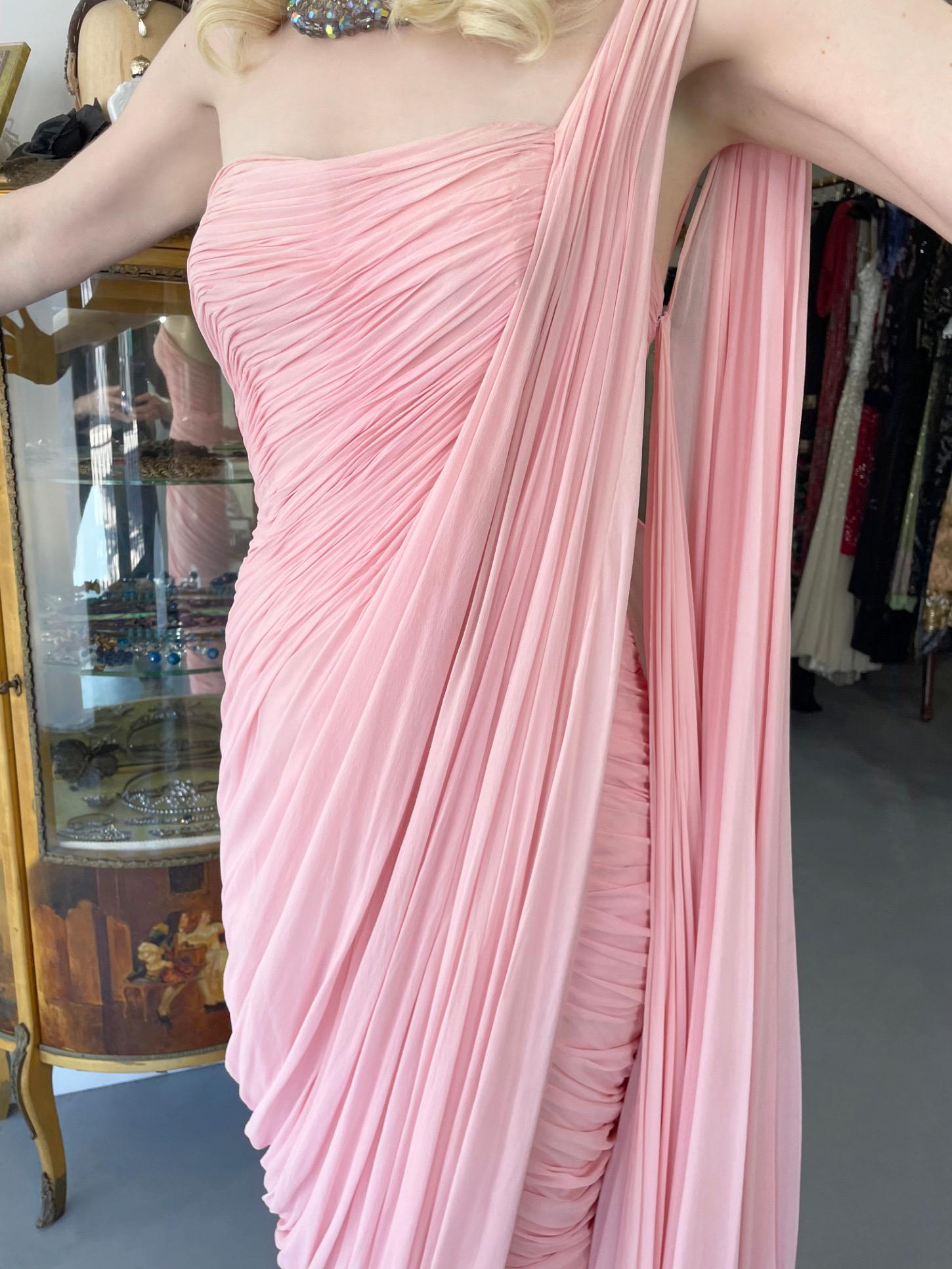 1958 Jean Dessès Haute Couture Documented Pink Ruched Silk Chiffon Goddess Gown (robe déesse en mousseline de soie froncée) en vente 3