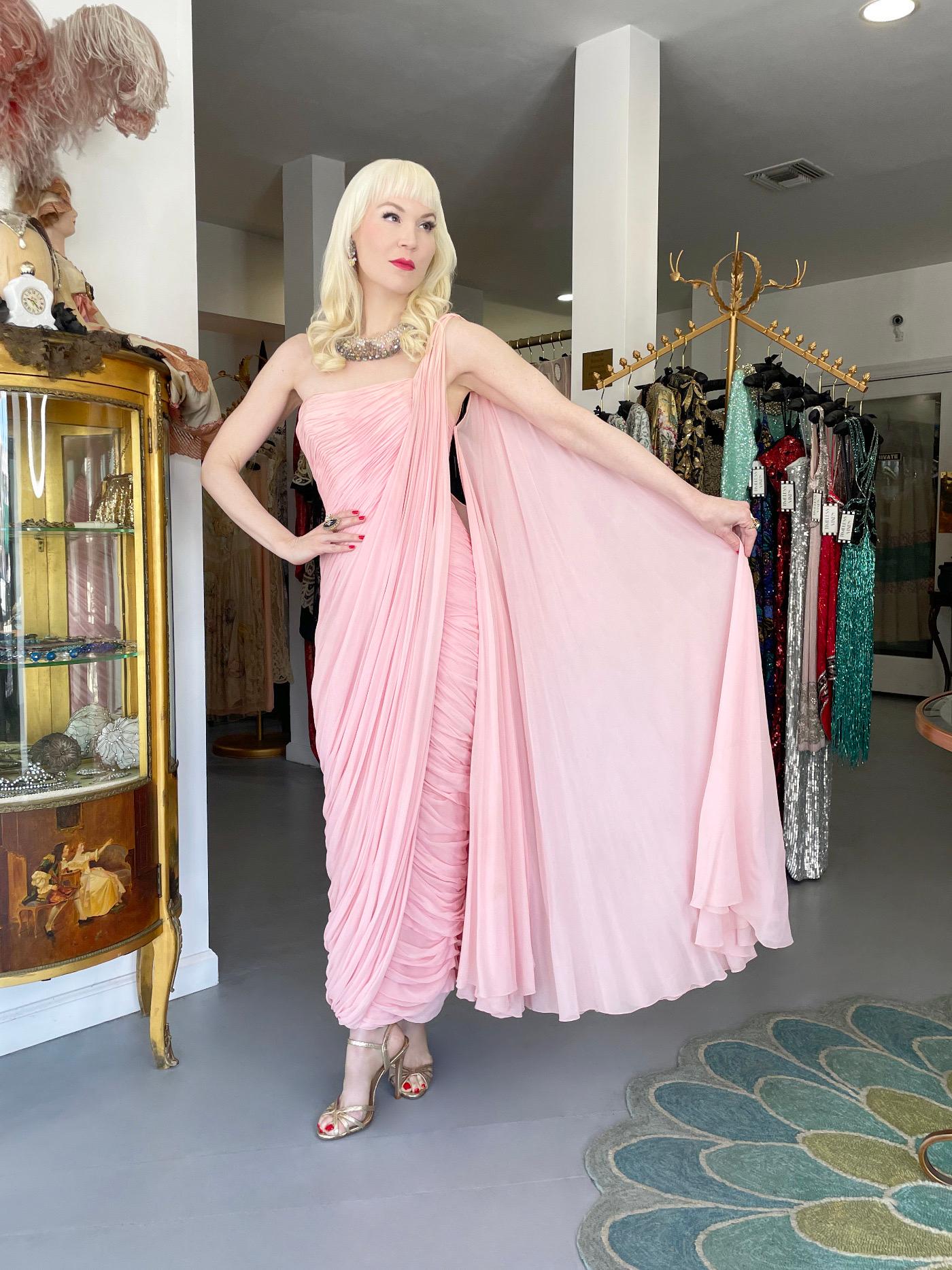 1958 Jean Dessès Haute Couture Documented Pink Ruched Silk Chiffon Goddess Gown (robe déesse en mousseline de soie froncée) Pour femmes en vente
