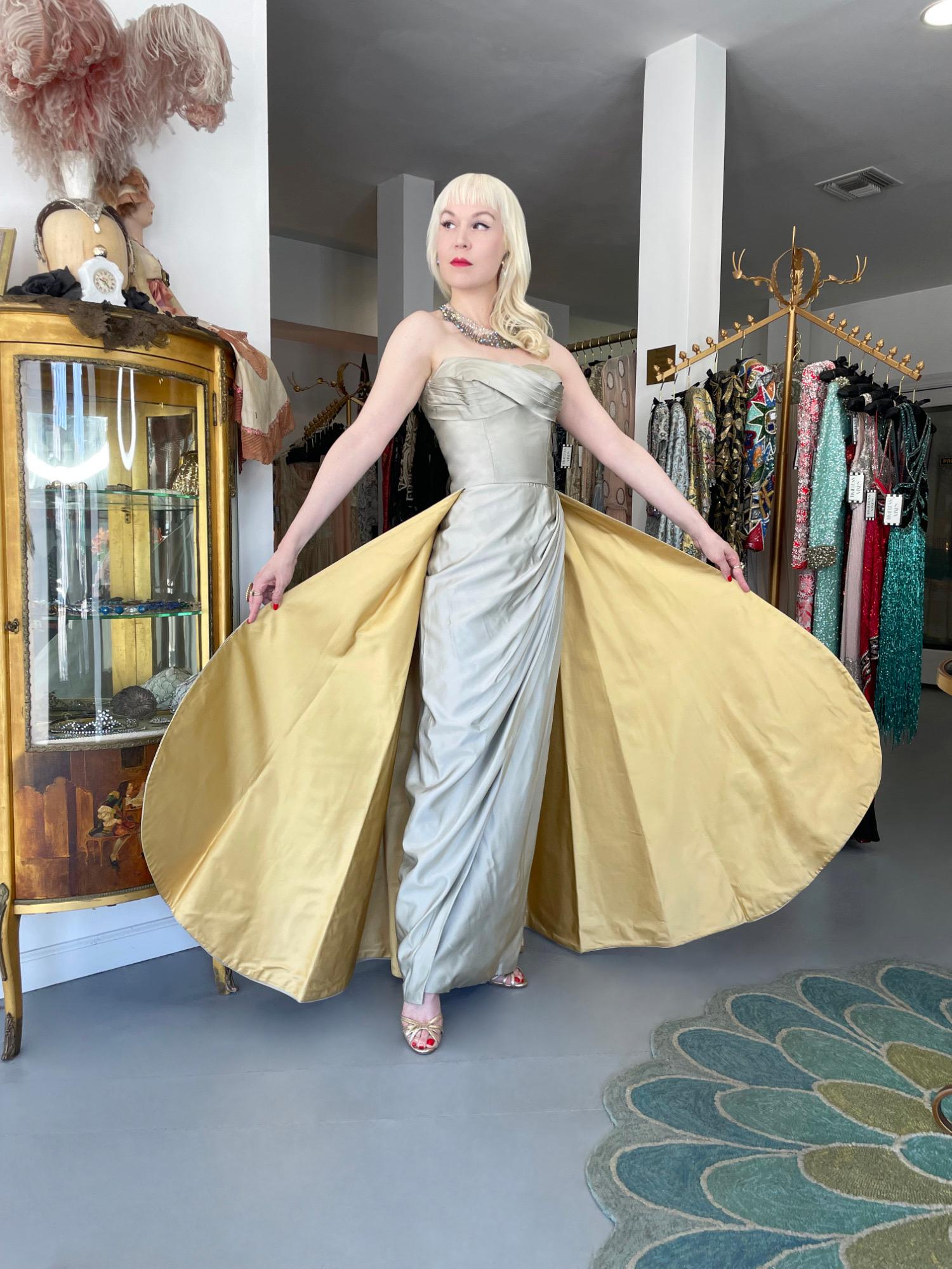 Gris Anne Verdi Couture 1950 - Robe à jupe en soie bleu glacier avec bustier froncé