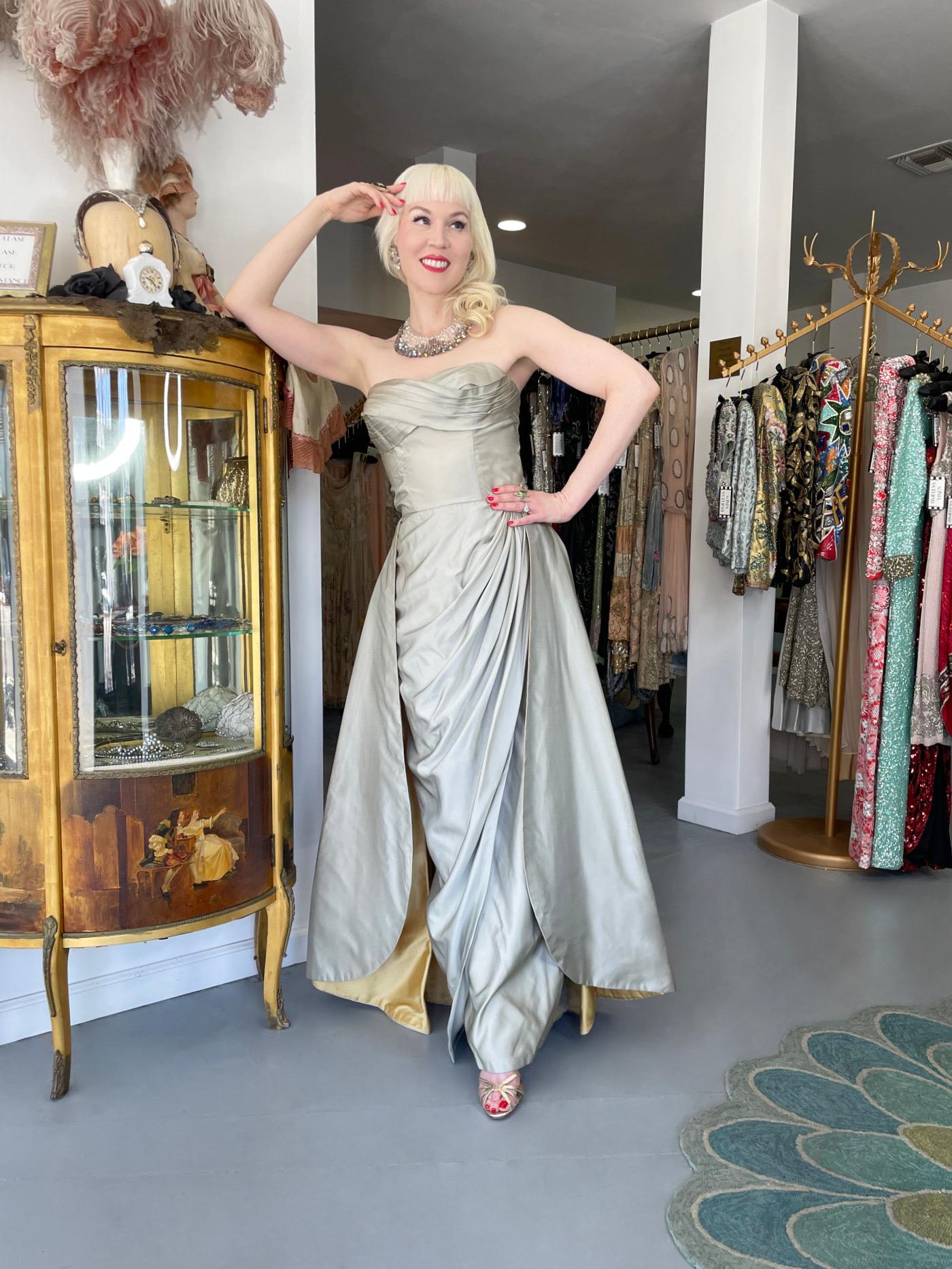 Une robe en soie sculptée bleu-gris des années 1950, absolument magnifique et rarissime, signée Anne Verdi de New York. La silhouette en sablier à taille nippée et au tissu luxueux est d'une élégance sophistiquée qui rappelle les années 1950. La