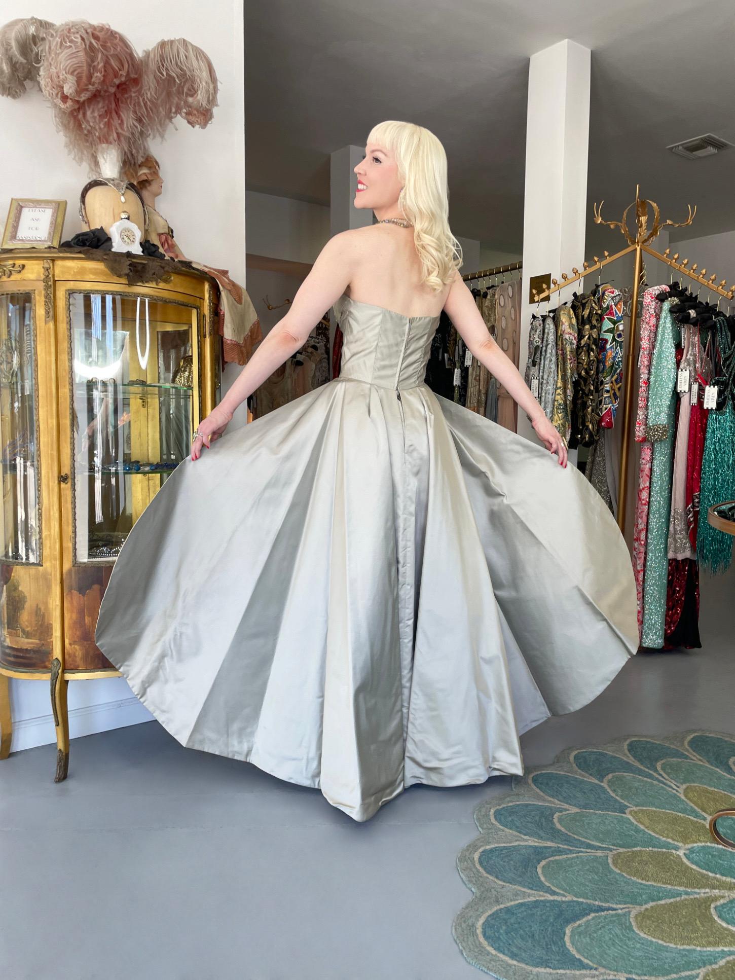 Anne Verdi Couture 1950 - Robe à jupe en soie bleu glacier avec bustier froncé 13