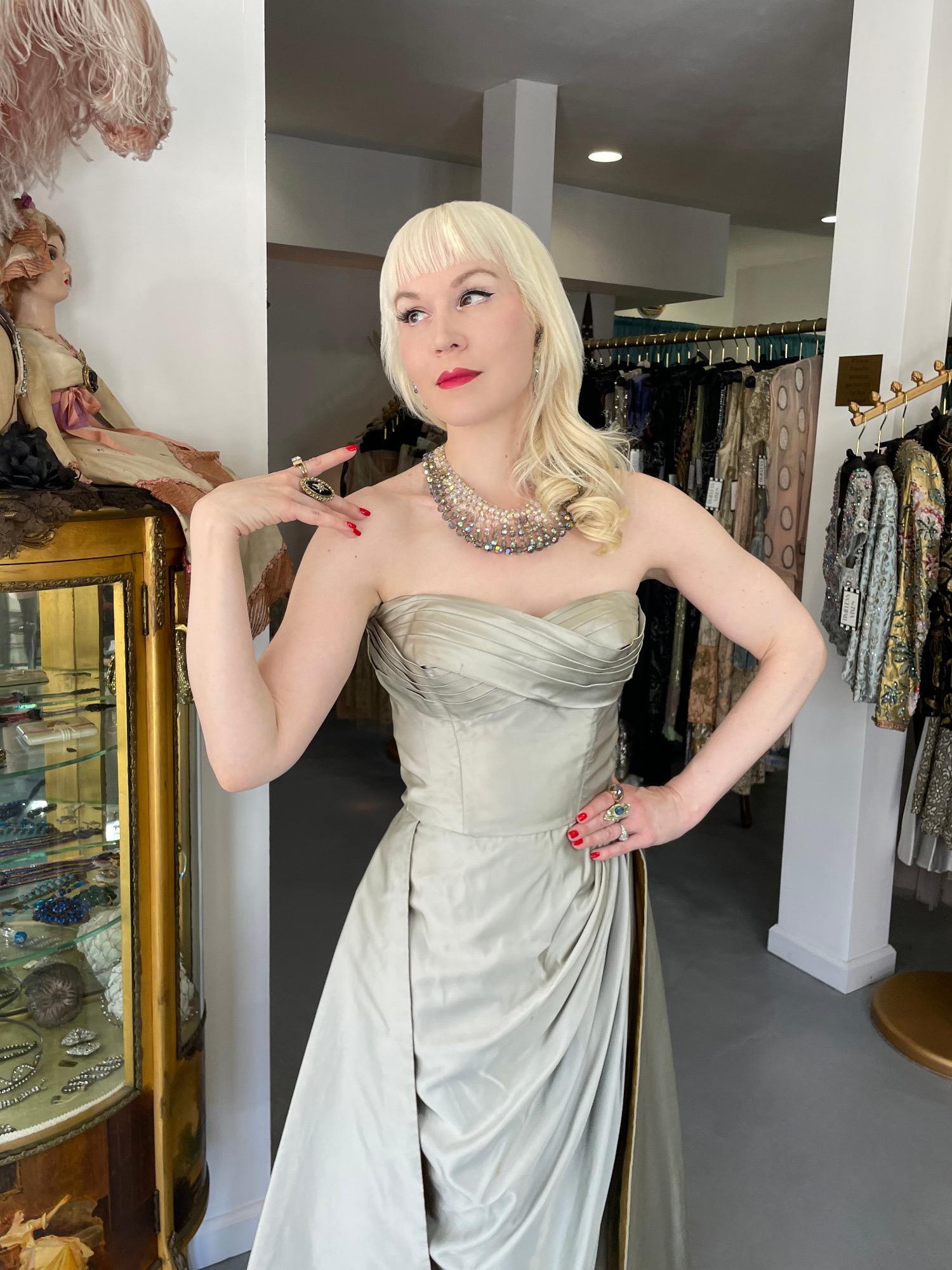 Anne Verdi Couture 1950 - Robe à jupe en soie bleu glacier avec bustier froncé Bon état à Beverly Hills, CA