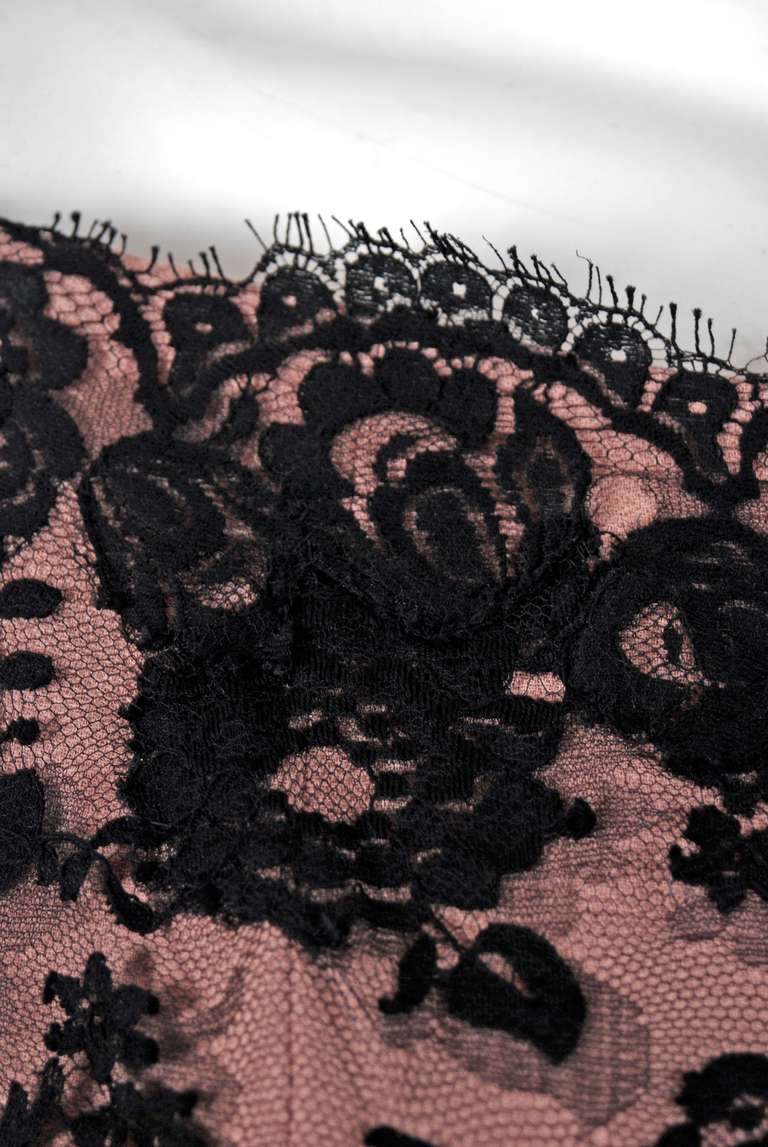 Noir Travilla Couture - Robe en dentelle transparente et mousseline de soie noire transparente, vintage, années 1970 en vente