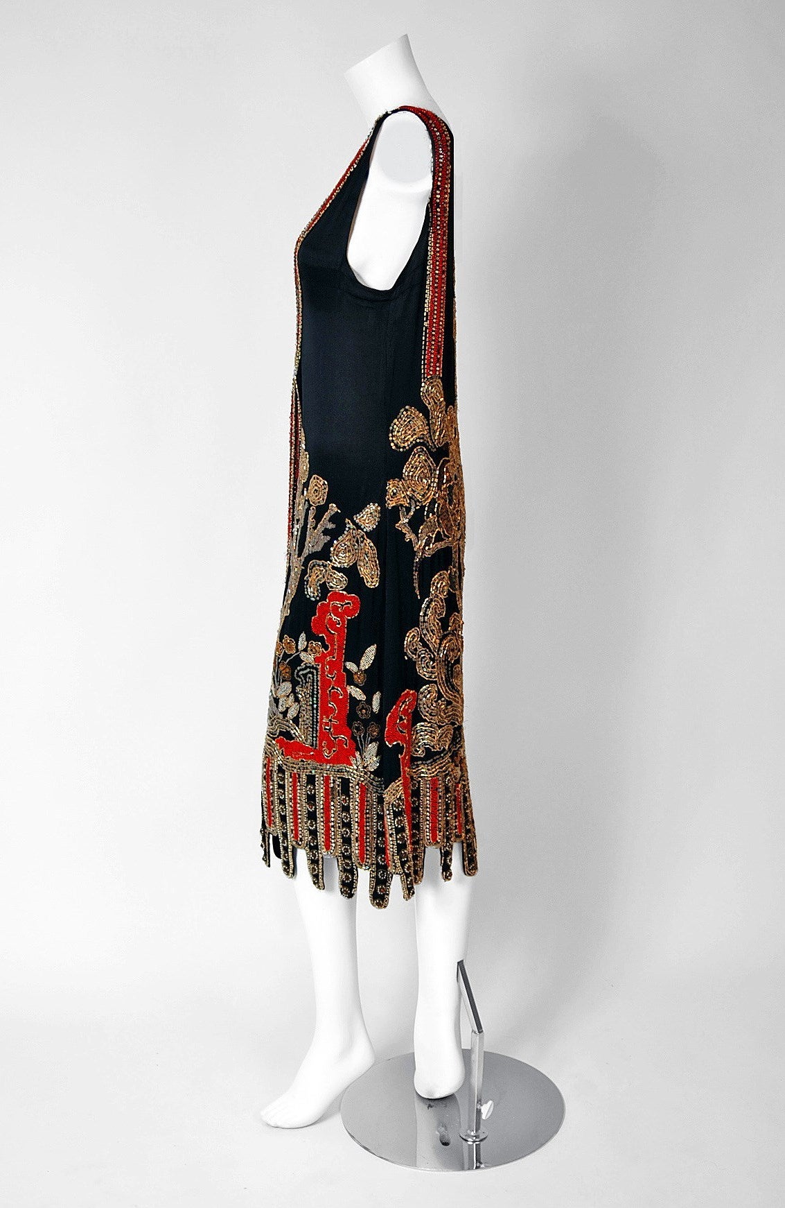 There are lots of lovely 1920's garments still around, but every once in a while I come across one that sets my heart a flutter! This is an extraordinarily beautiful and exceptional 1920's French couture museum-quality silk dance dress. The Asian