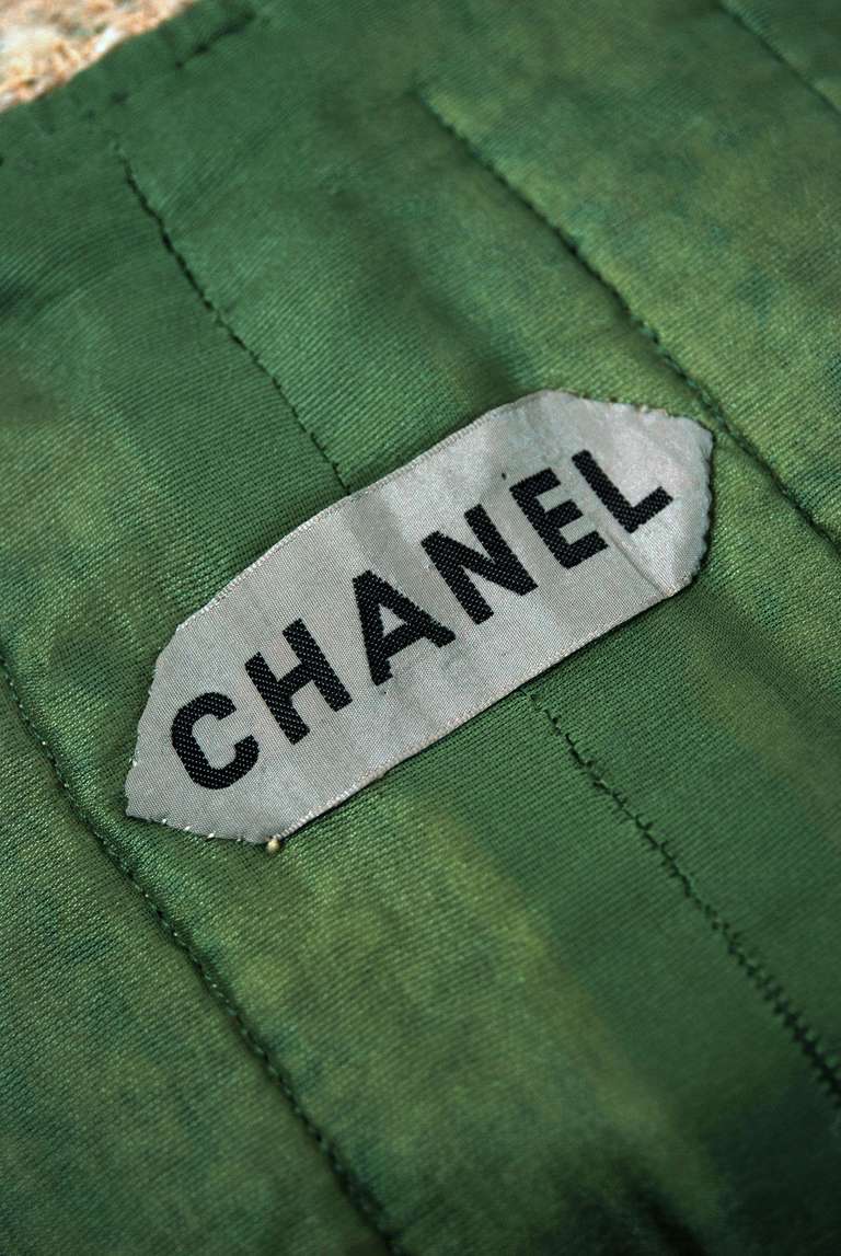1958 Chanel Haute-Couture Oatmeal Green Wool Tweed Skirt & Jacket Suit In Excellent Condition In Beverly Hills, CA