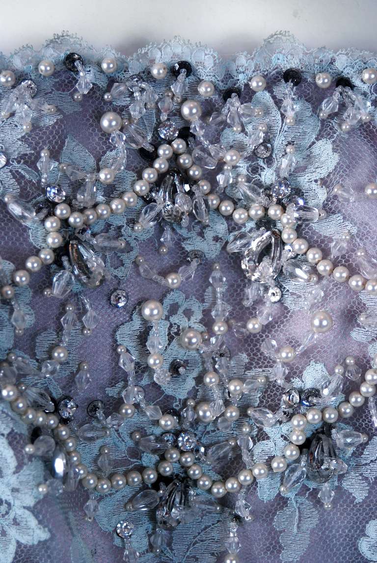 1950's Ceil Chapman Periwinkle Perlen Strass Spitze Cocktail Wiggle Kleid (Grau)