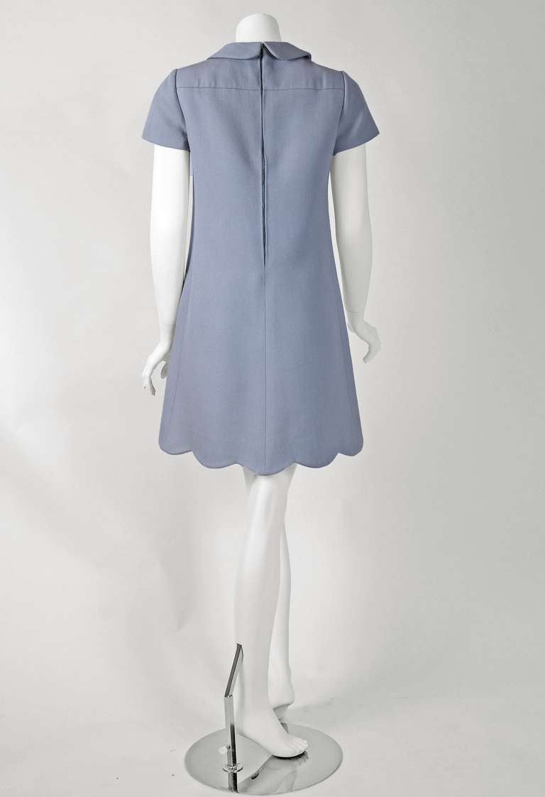 1968 Courreges Couture Documented Gray Scalloped Mod Mini Dress en laine 1