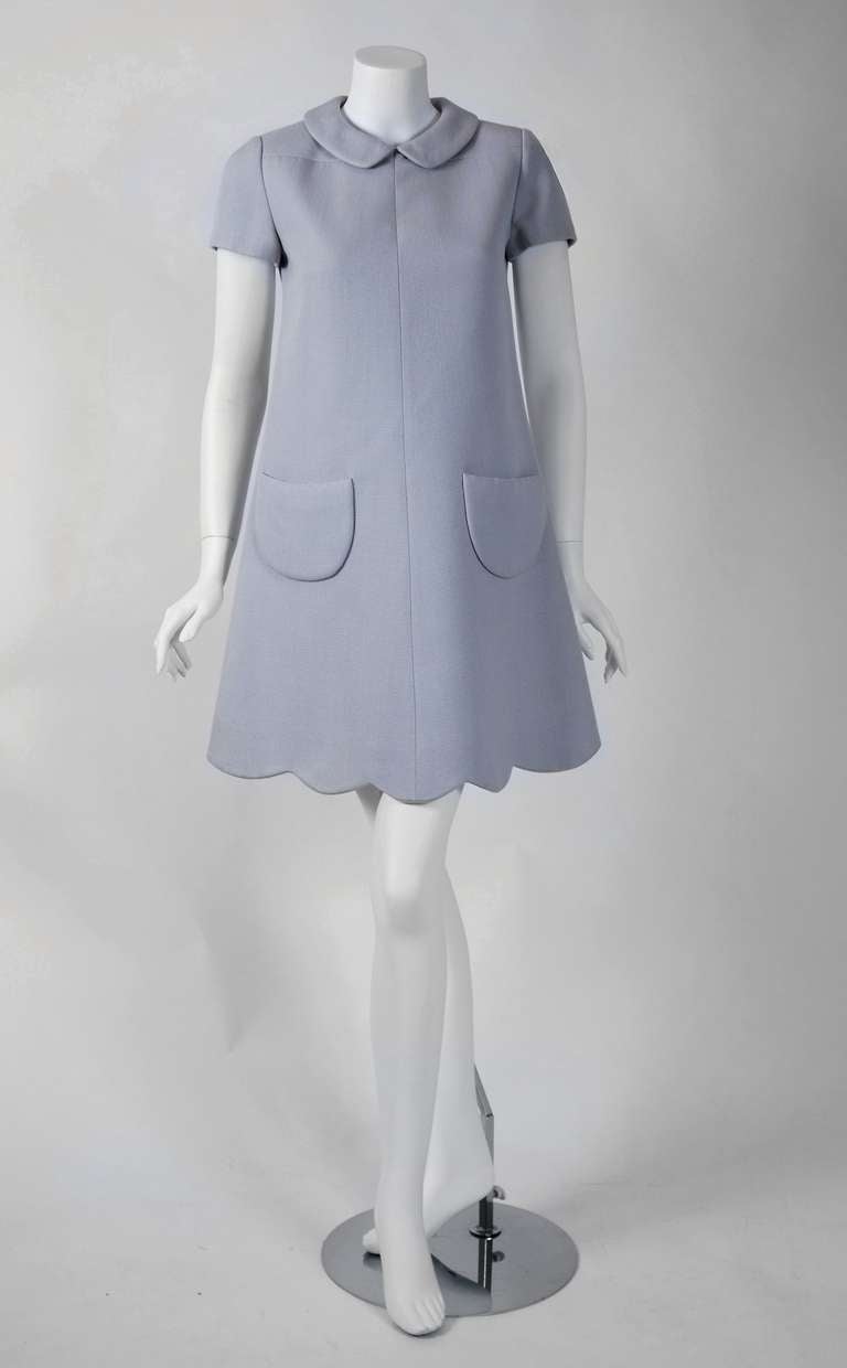 1968 Courreges Couture Documented Gray Scalloped Mod Mini Dress en laine Excellent état à Beverly Hills, CA