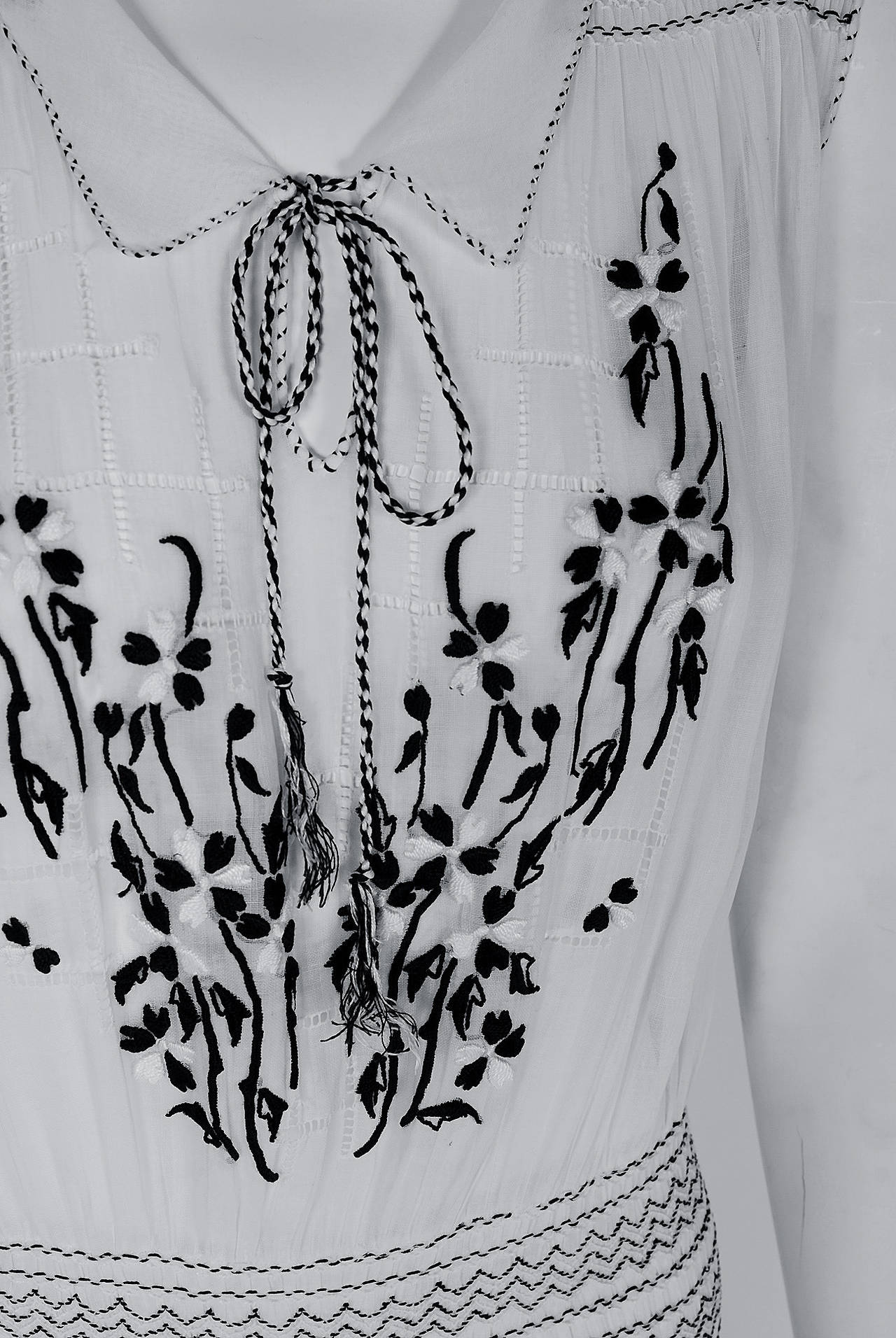 1920's Bohemian Embroidered White-Cotton Smocked Flapper Peasant Day Dress In Excellent Condition In Beverly Hills, CA