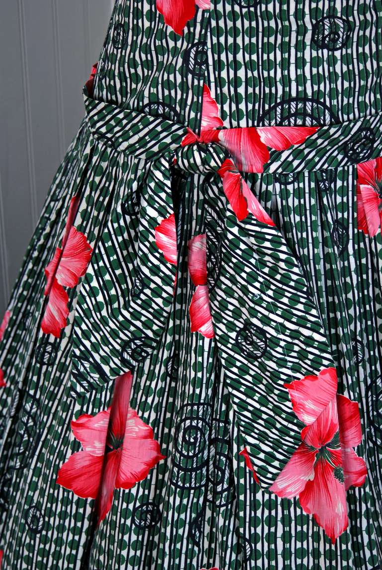 1950's Hibiscus Tropical Floral Print Cotton Halter Circle-Skirt Sun Dress In Excellent Condition In Beverly Hills, CA