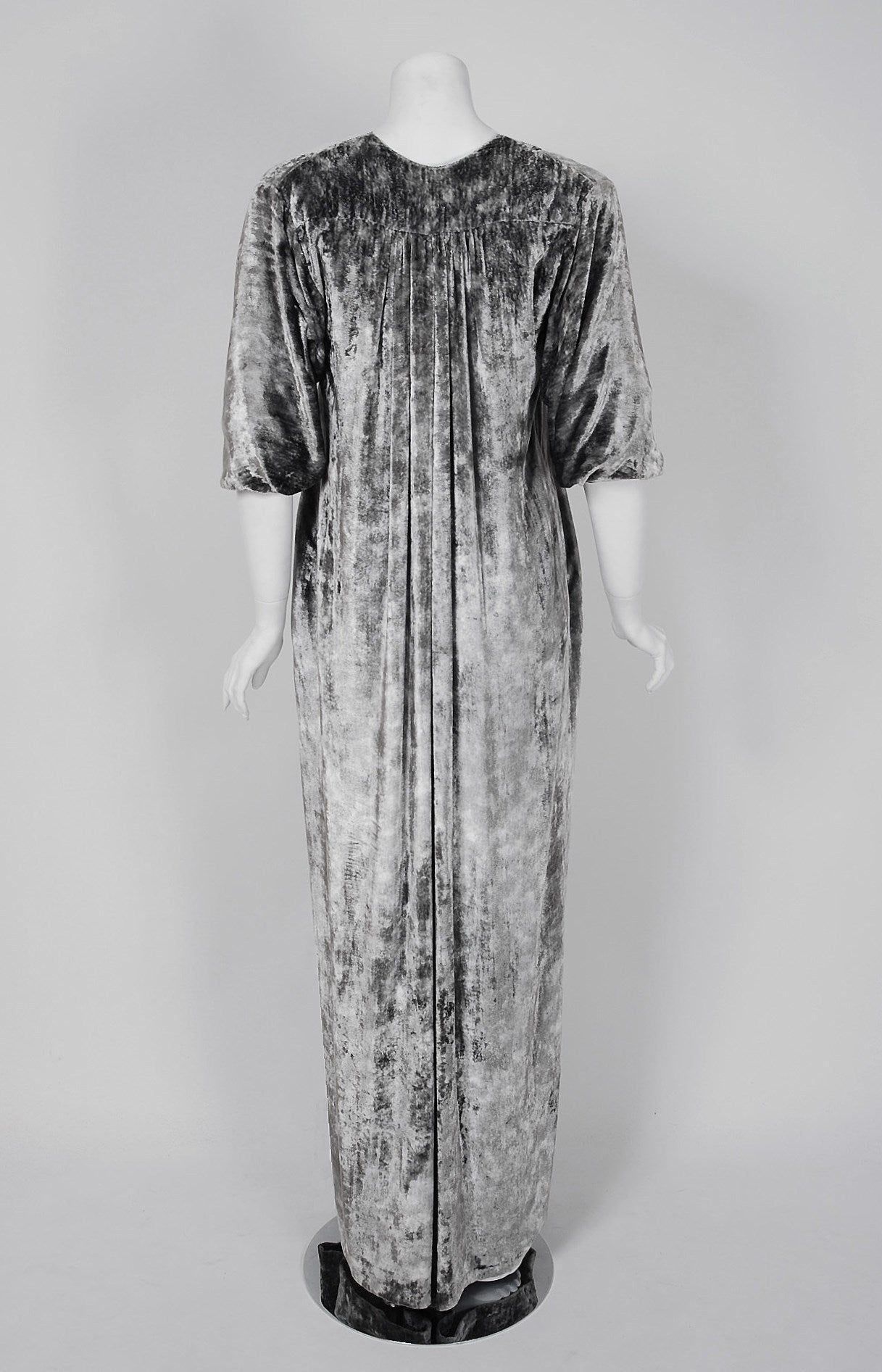 1975 Yves Saint Laurent Haute-Couture Documented Silver Silk-Velvet Caftan Gown In Excellent Condition In Beverly Hills, CA
