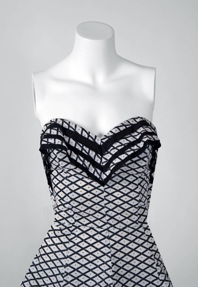 1950's Metallic Polka-Dot Black White Print Cotton Strapless Sun Dress & Shawl In Excellent Condition In Beverly Hills, CA