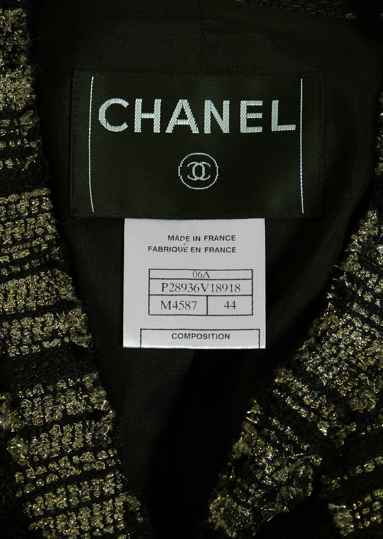 2006 Chanel Runway Metallic-Gold & Black Woven Wool Ribbon Fringe Jacket Suit In Excellent Condition In Beverly Hills, CA