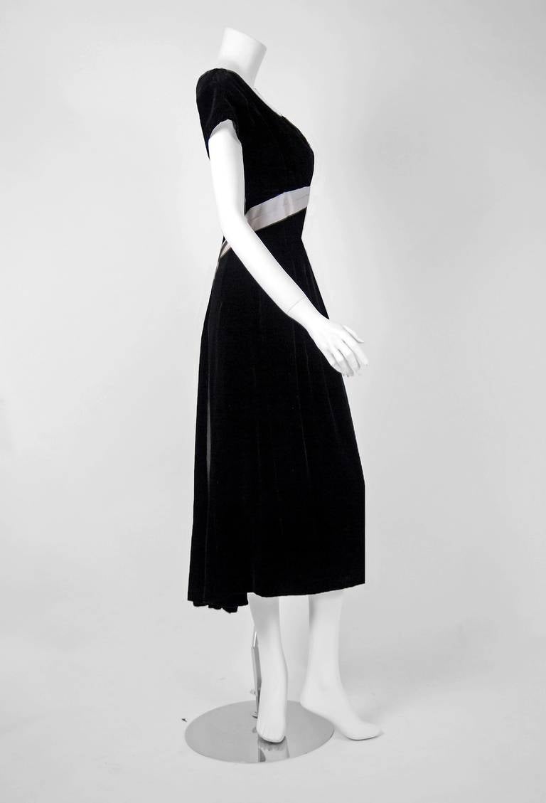 1950's Ceil Chapman Black Velvet & Ivory Satin Hourglass Fishtail Cocktail Dress In Excellent Condition In Beverly Hills, CA