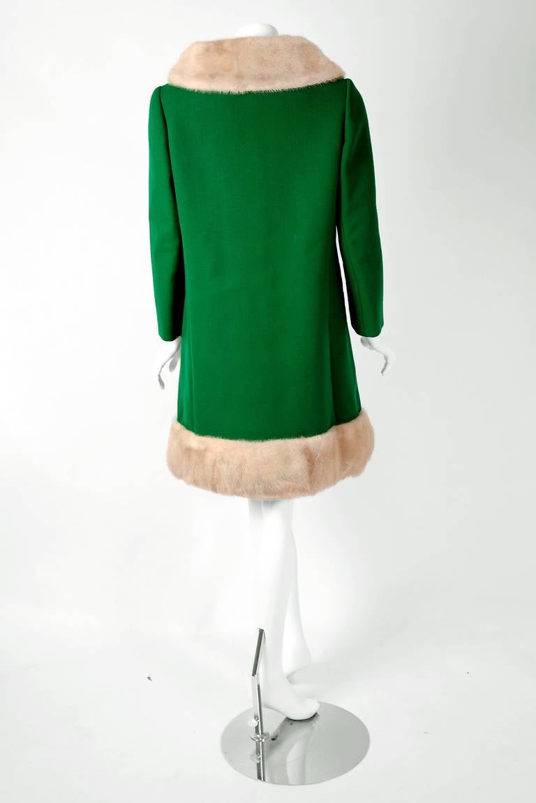 1960's Elegant Emerald-Green Wool & Ivory-White Mink Fur Mod Tailored Coat In Excellent Condition In Beverly Hills, CA