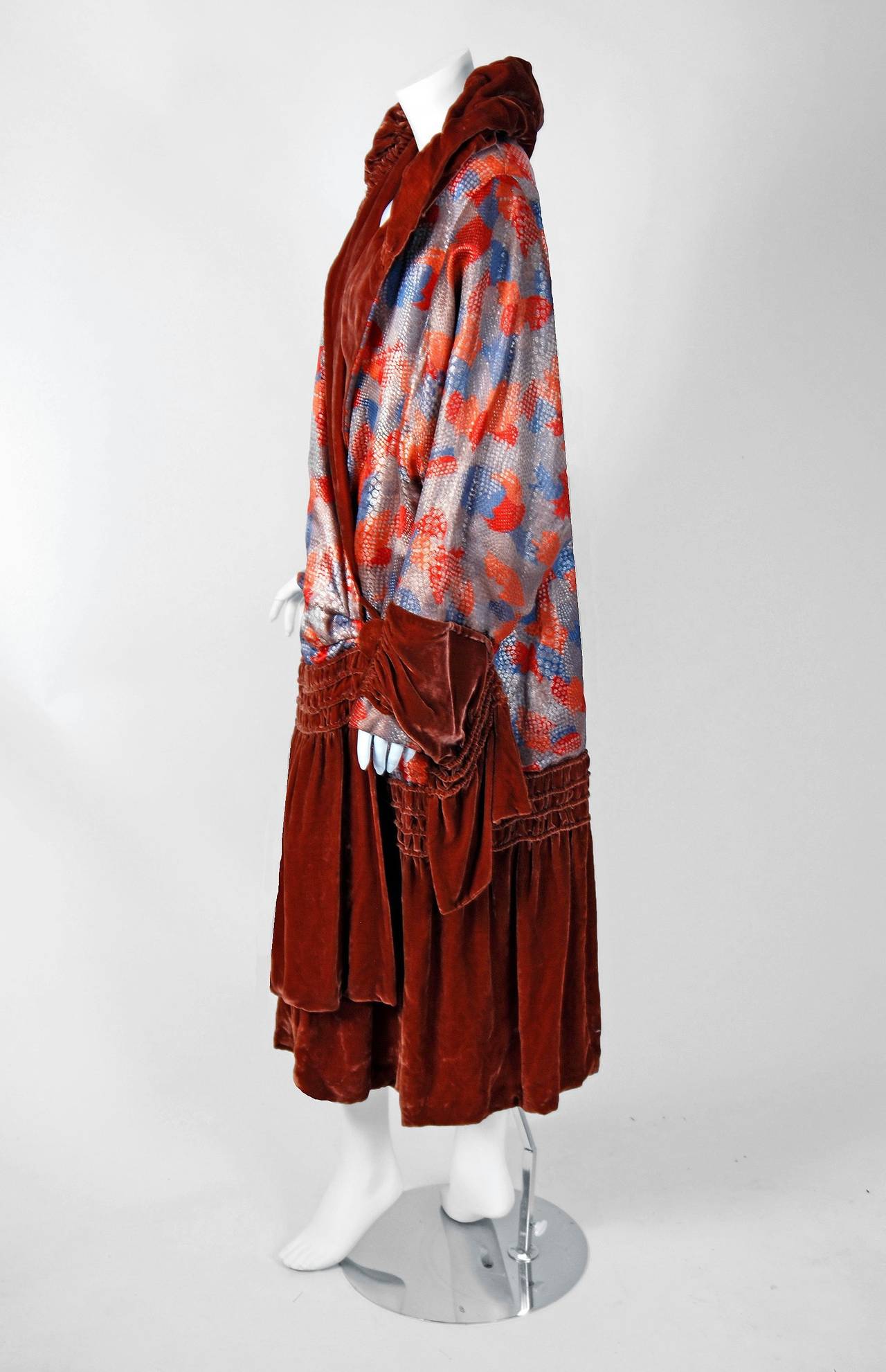 1920's Metallic Deco-Lame & Cinnamon Silk Velvet Flapper Winged-Sleeve Coat In Excellent Condition In Beverly Hills, CA