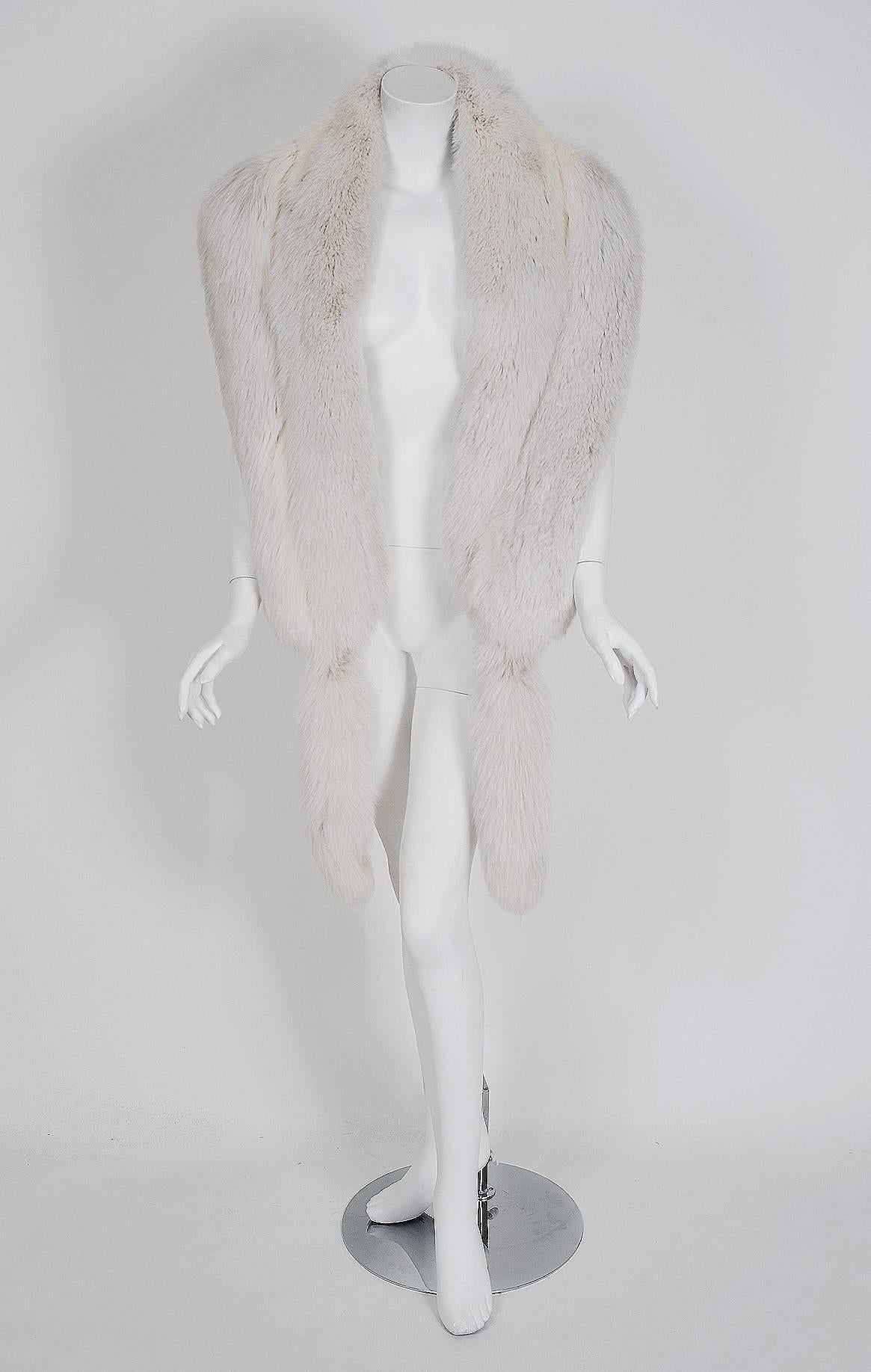 1960's Luxurious Ivory-White Genuine Fox-Fur Long Tails Wrap Stole Shawl In Excellent Condition In Beverly Hills, CA