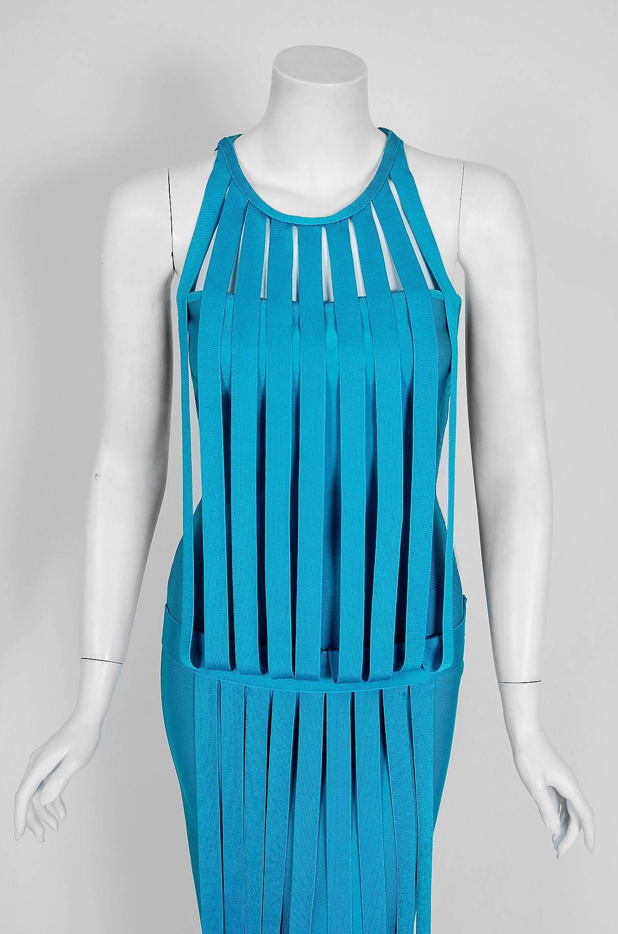 Seducente abito a fascia Herve Leger Couture nel più splendido colore turchese! Alla giovane età di 23 anni, Karl Lagerfeld riconobbe il talento di Herve Leger e lo prese sotto la sua guida. Qualche anno dopo, mentre lavorava per conto proprio, creò
