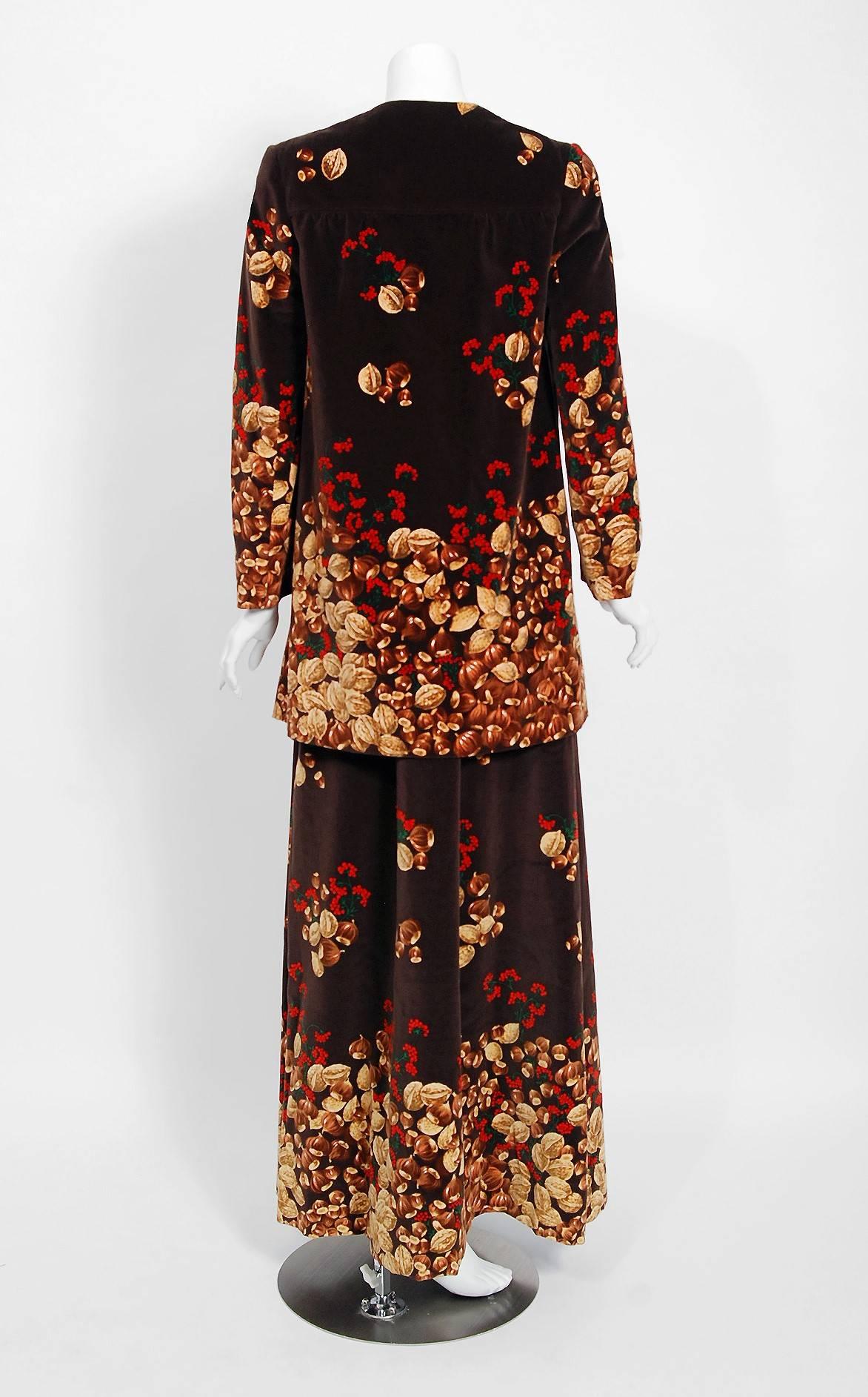 Vintage 1970s Valentino Novelty Acorn Print Velvet Swing Jacket & Maxi Skirt Set For Sale 2