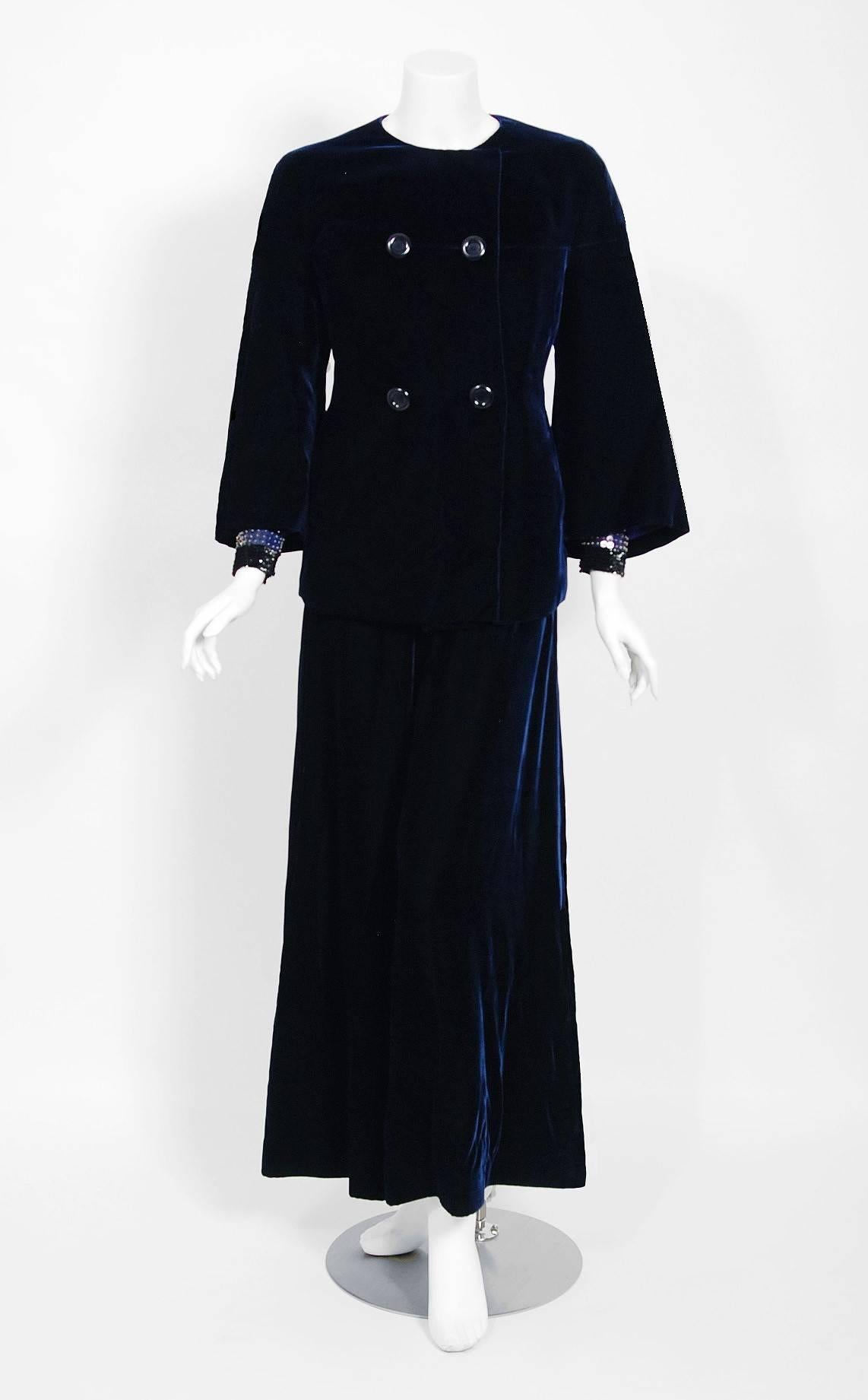 Vintage 1971 Pierre Balmain Haute Couture Perlenbesetzter blauer Samt Jumpsuit und Jacke im Zustand „Gut“ im Angebot in Beverly Hills, CA