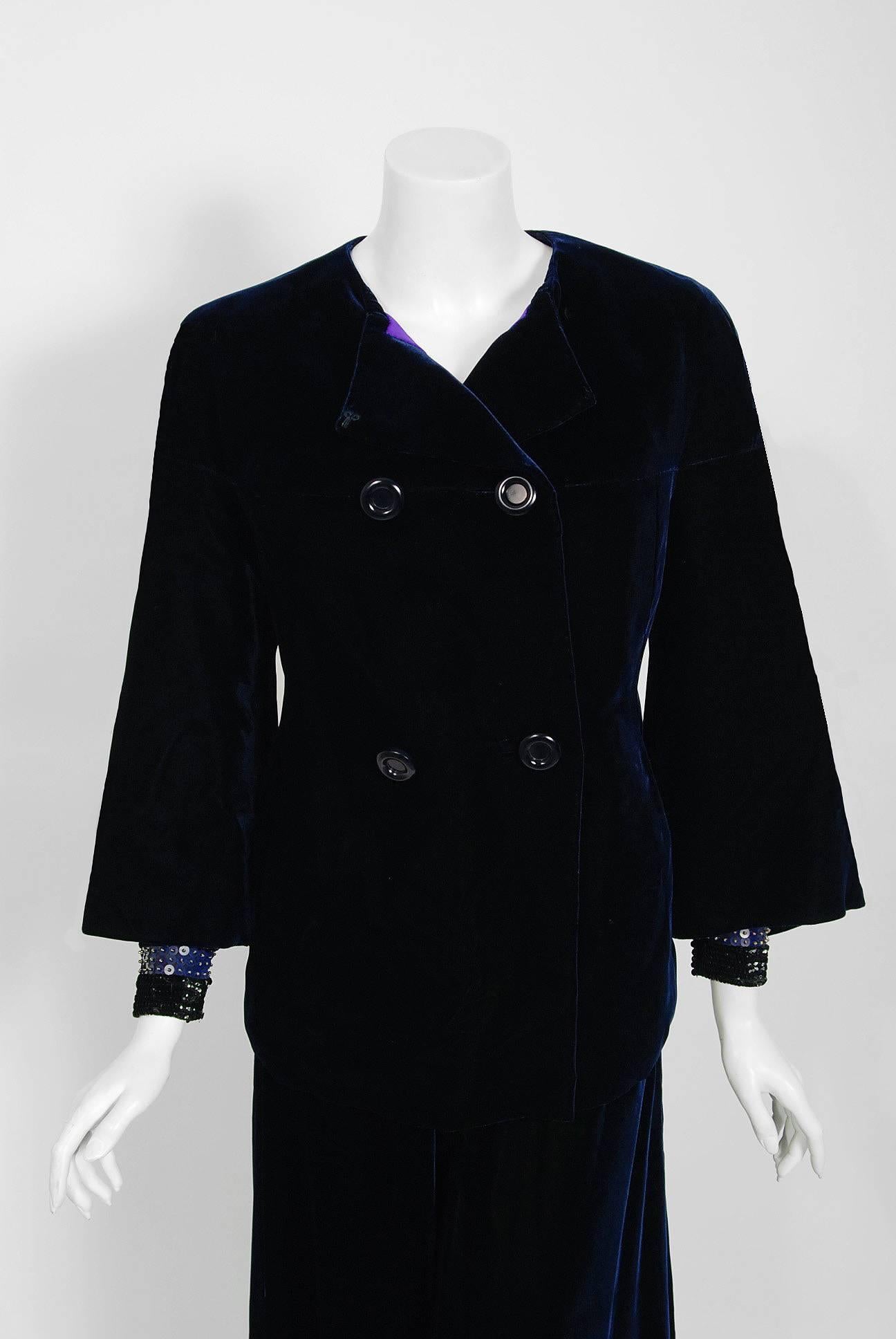 Vintage 1971 Pierre Balmain Haute Couture Perlenbesetzter blauer Samt Jumpsuit und Jacke Damen im Angebot