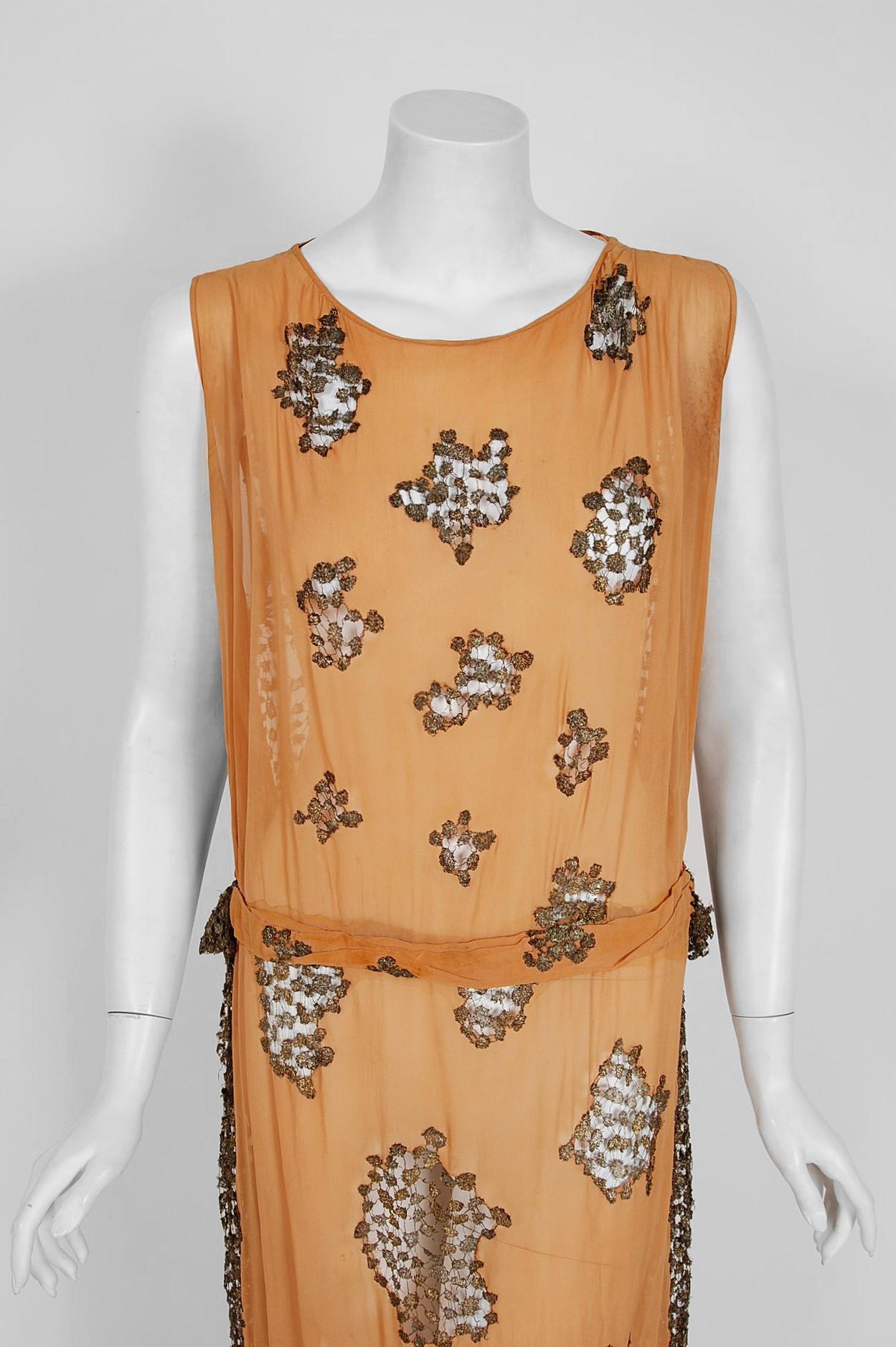 Marron Robe vintage Goupy French Couture des années 1920 en soie mandarine et dentelle or métallique  en vente