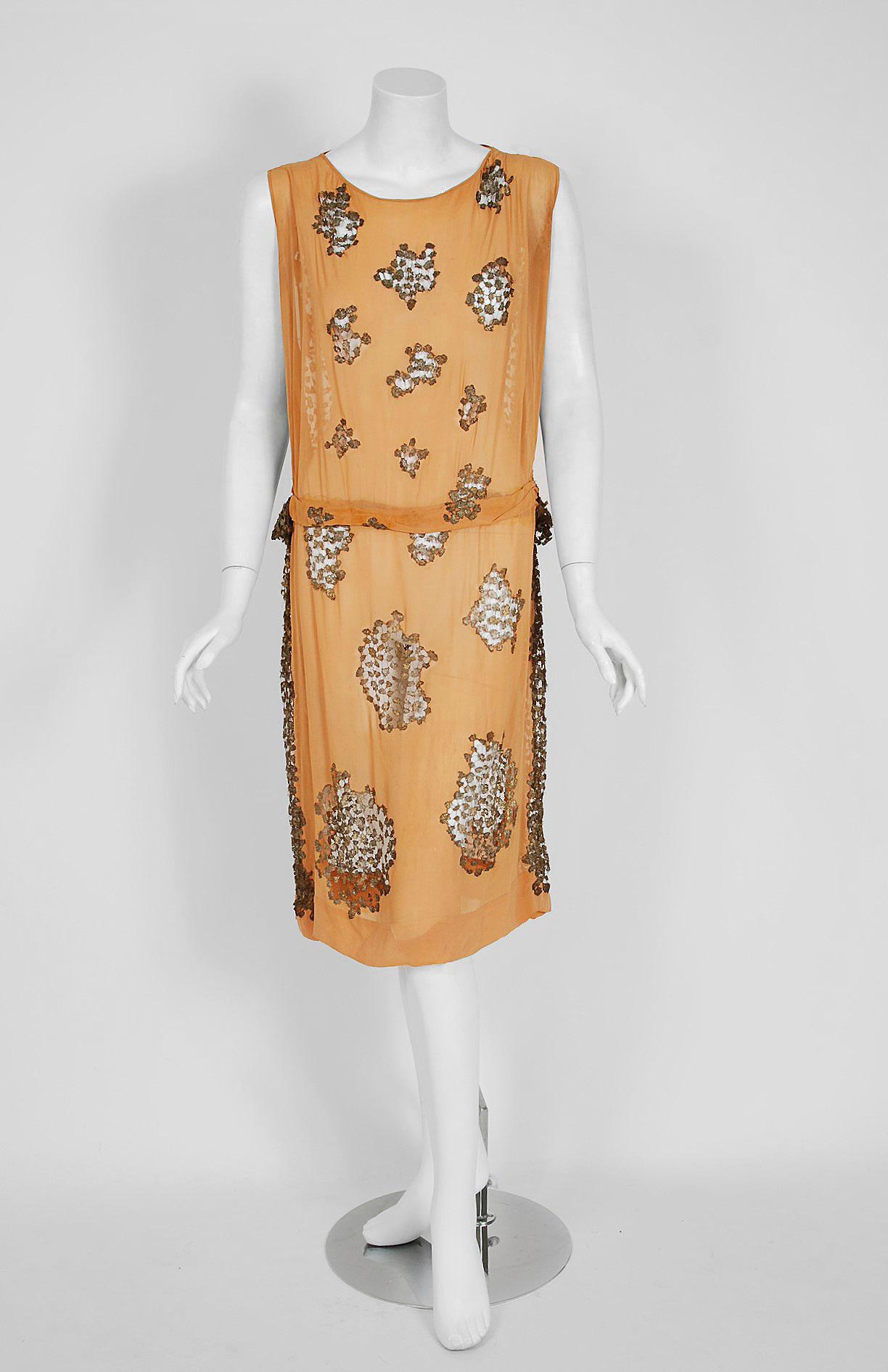 Goupy Paris war eines der elitären Couture-Häuser, die während der magischen Art-Deco-Ära tätig waren. Dieses atemberaubende, handgenähte Kleidungsstück ist aus leuchtend mandarinenfarbenem Seidenchiffon und metallisch-goldener Spitze gefertigt. Der