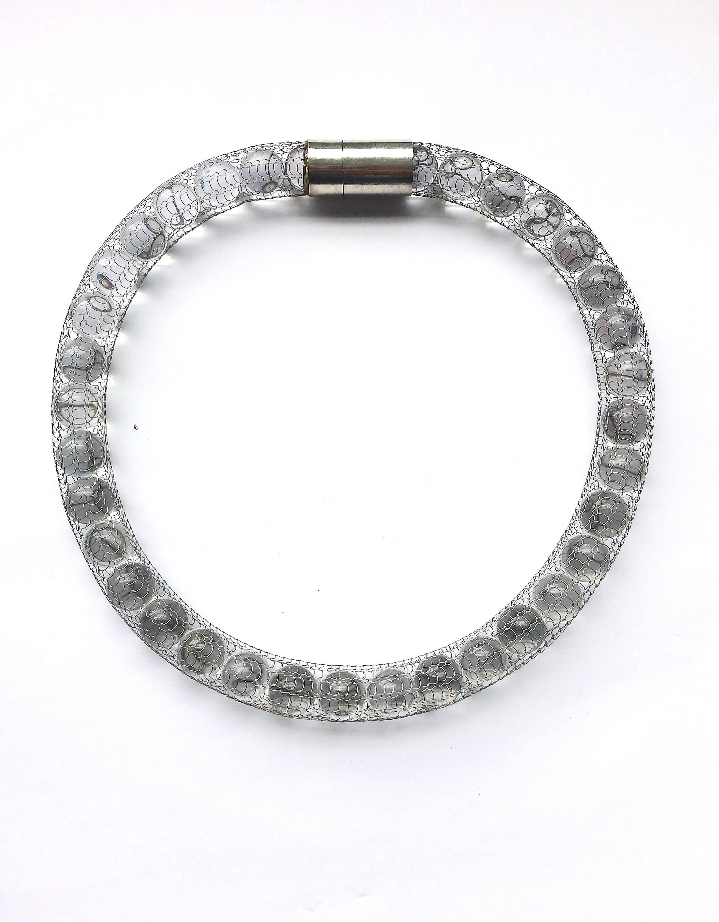 Un collier très original et élégant à une rangée ou un collier de style torque, fait de 