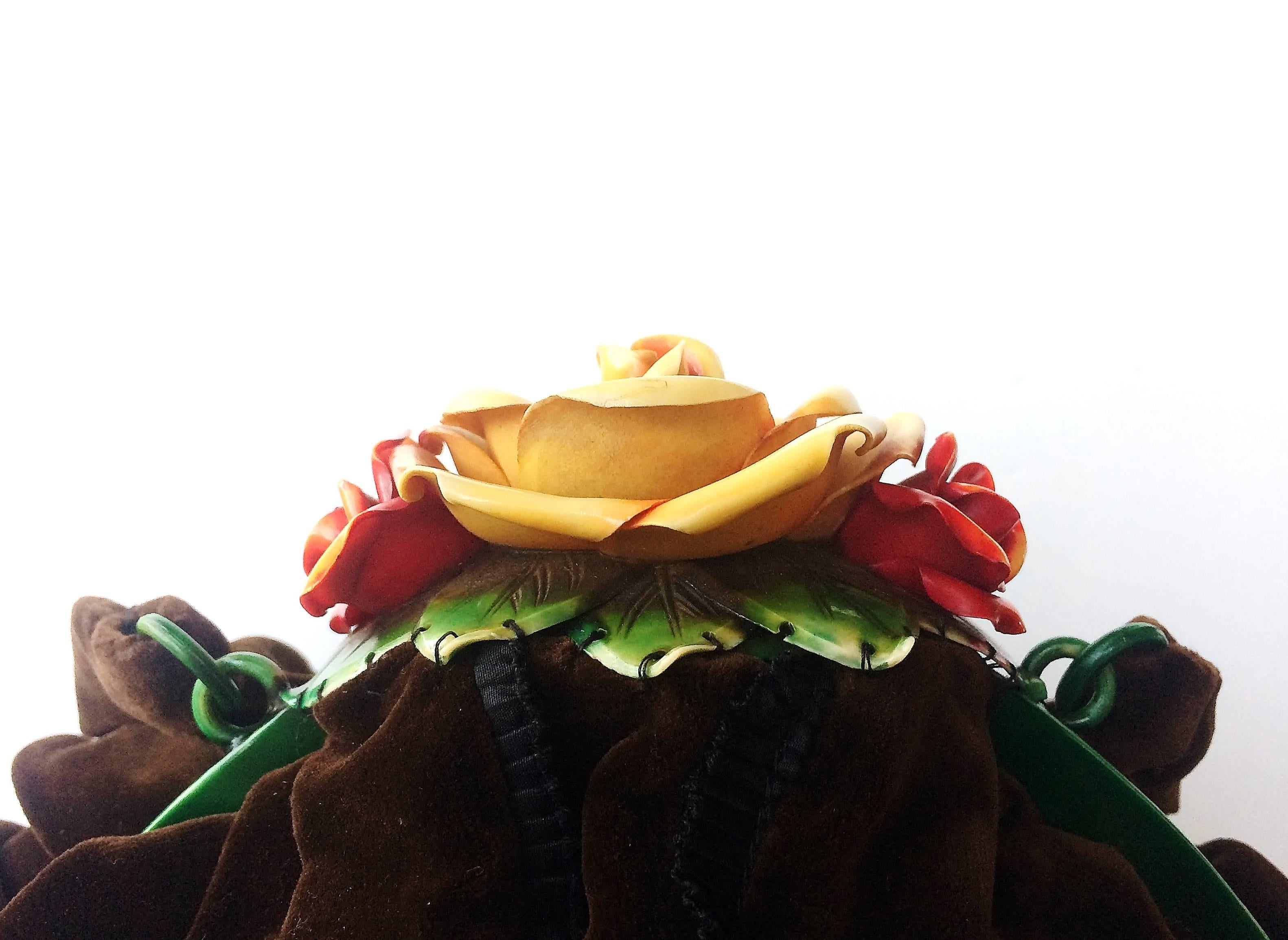  Eine seltene handkolorierte Handtasche „rose“ aus Zelluloid und Seidensamt, Frankreich, 1920er Jahre. im Zustand „Hervorragend“ im Angebot in Greyabbey, County Down
