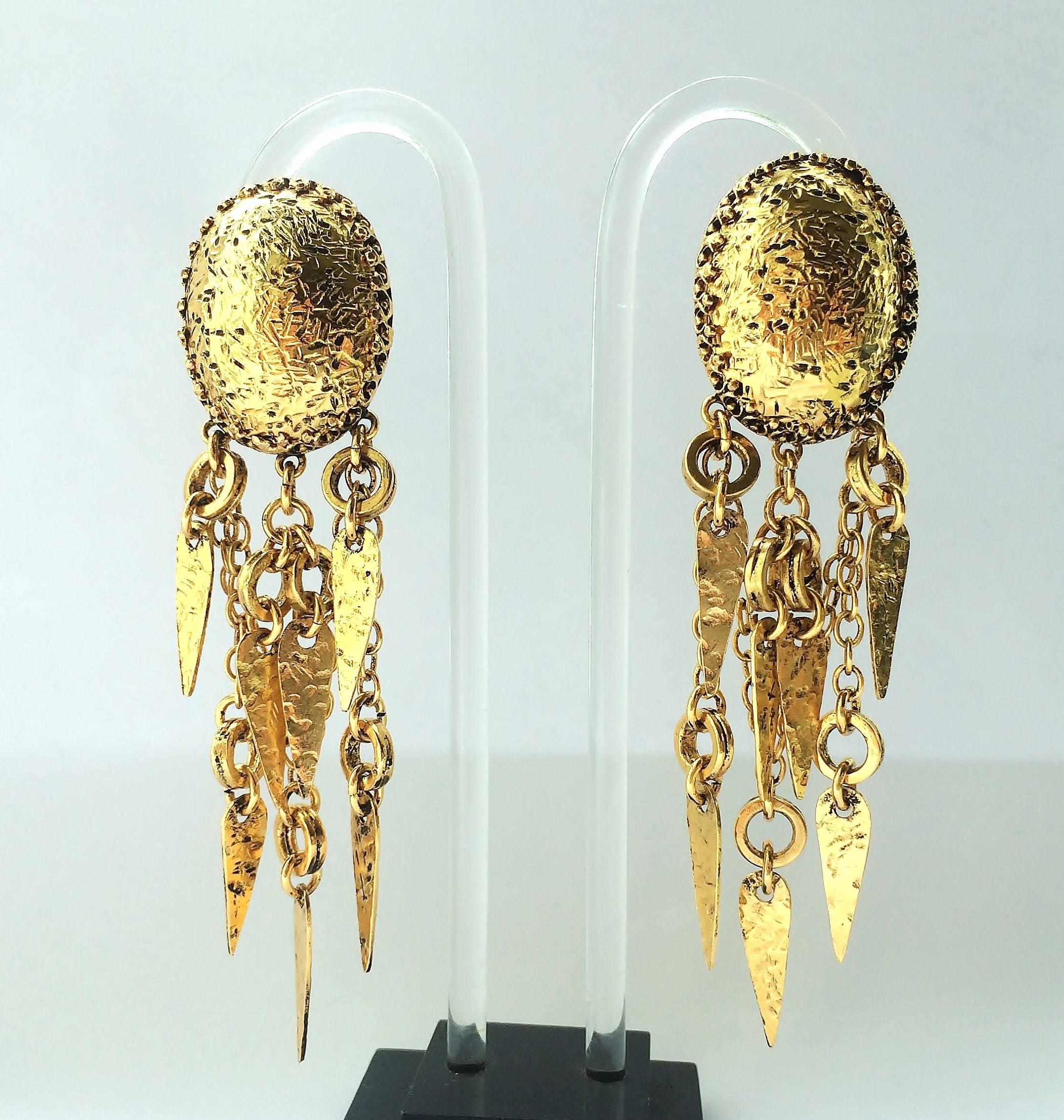 Boucles d'oreilles pendantes en métal doré martelé, collection de la Seconde Guerre mondiale en vente 1