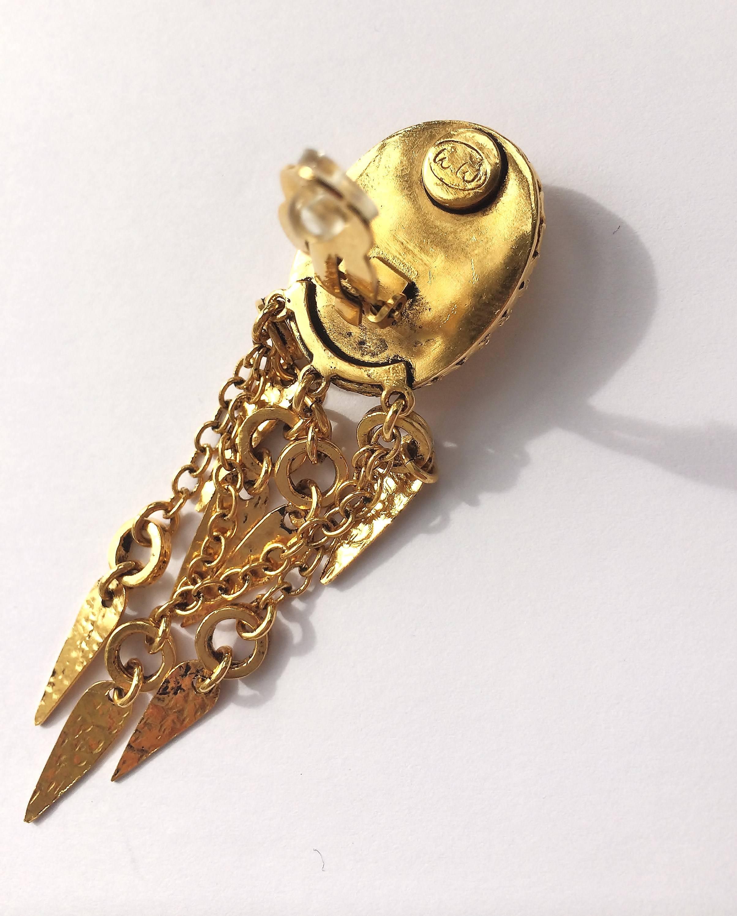 Boucles d'oreilles pendantes en métal doré martelé, collection de la Seconde Guerre mondiale en vente 2