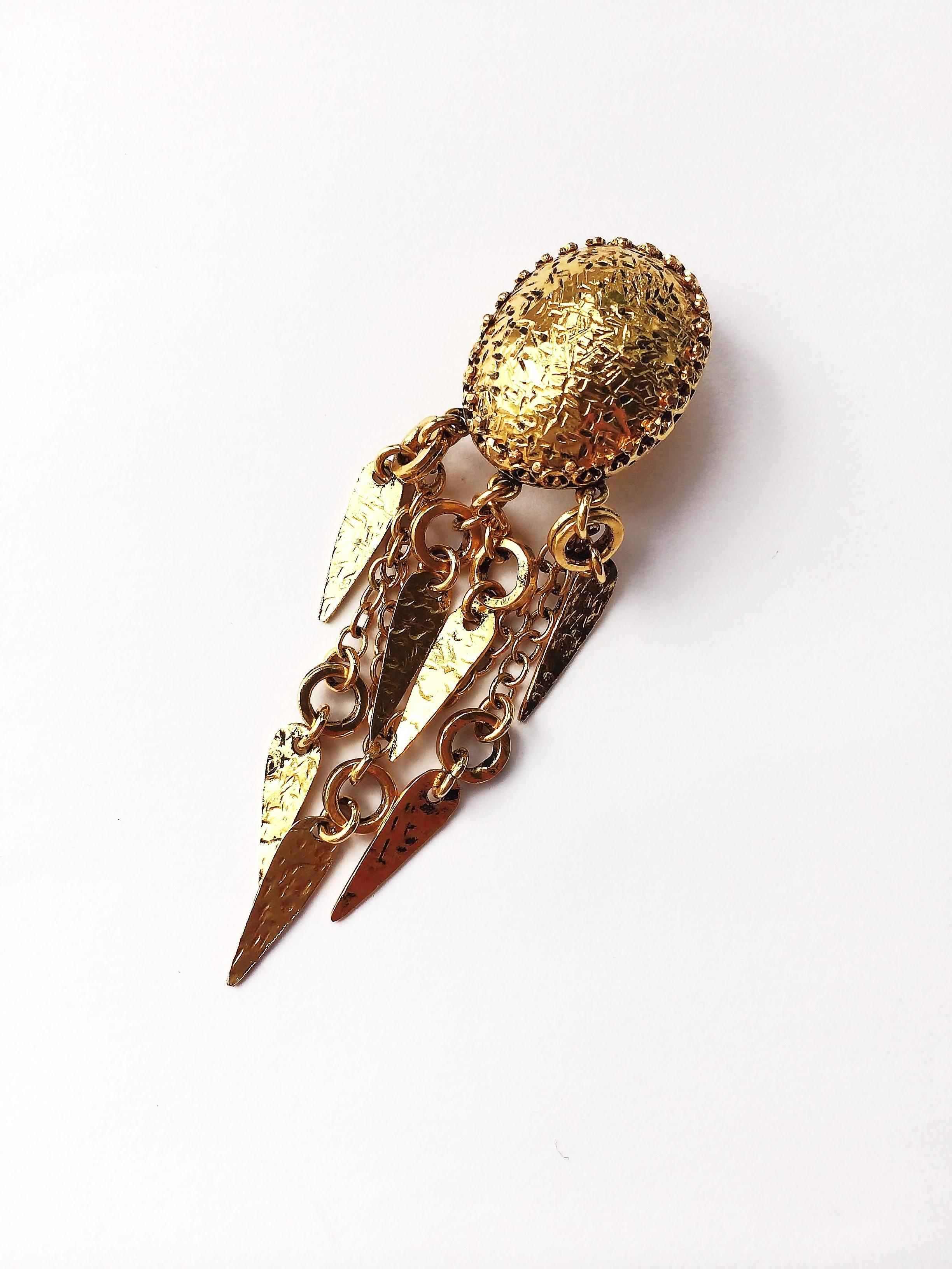Boucles d'oreilles pendantes en métal doré martelé, collection de la Seconde Guerre mondiale en vente 3