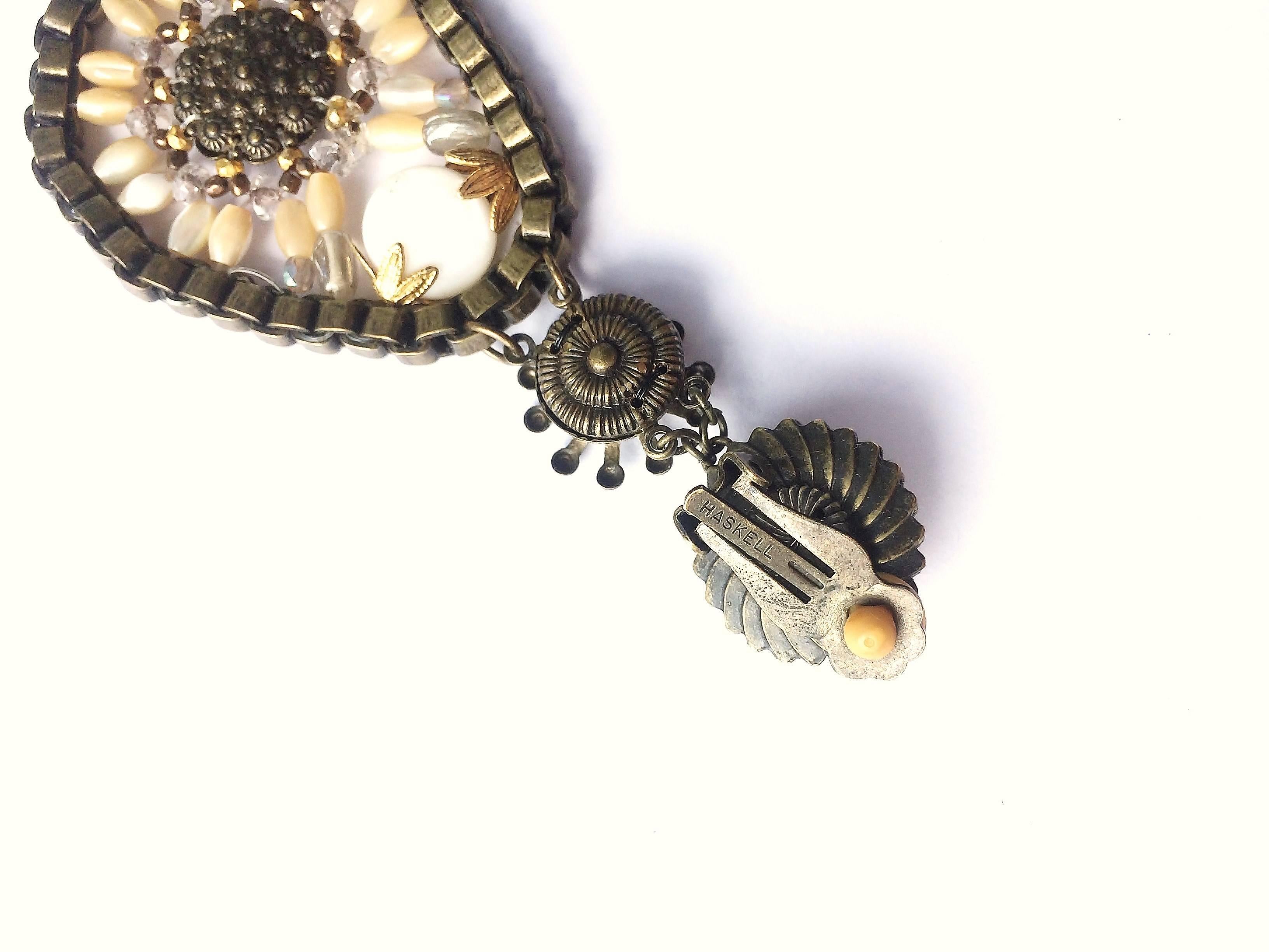 Miriam Haskell, boucles d'oreilles pendantes très longues en perles en pâte et métal doré, États-Unis, années 1980 en vente 1