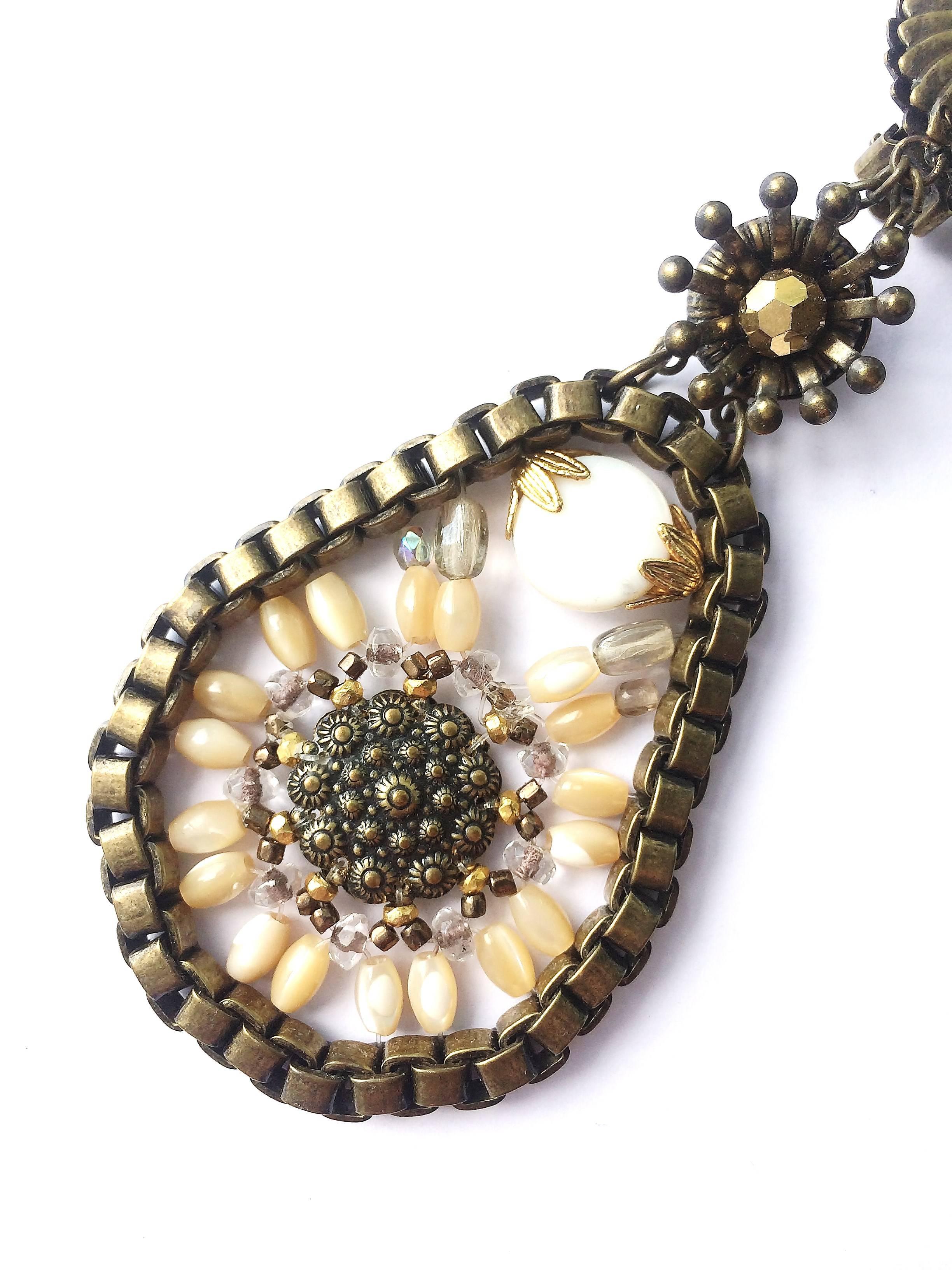 Miriam Haskell, boucles d'oreilles pendantes très longues en perles en pâte et métal doré, États-Unis, années 1980 en vente 2