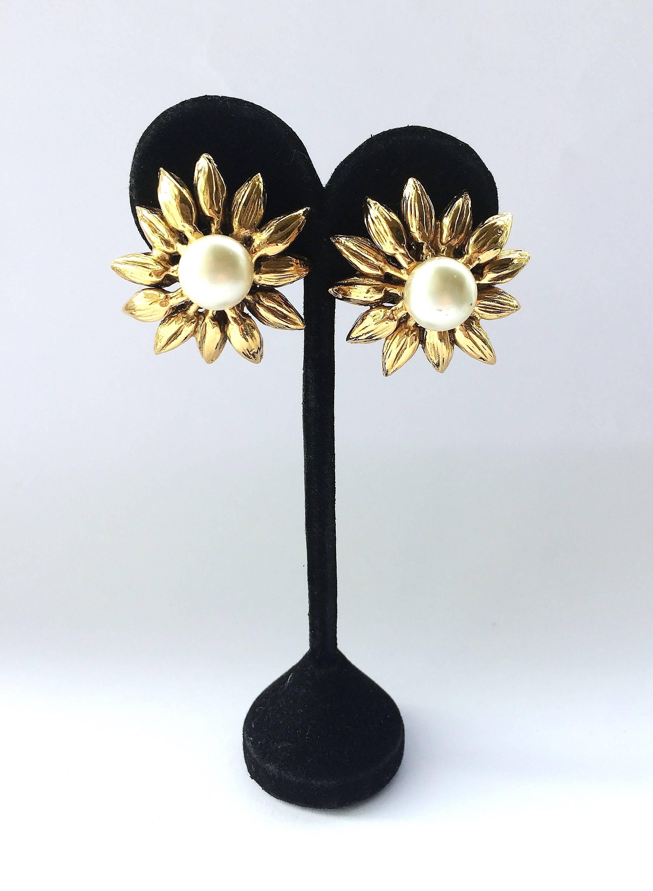 Classic Chanel gilt and pearl sunflower earrings, 1950s In Excellent Condition In Greyabbey, County Down