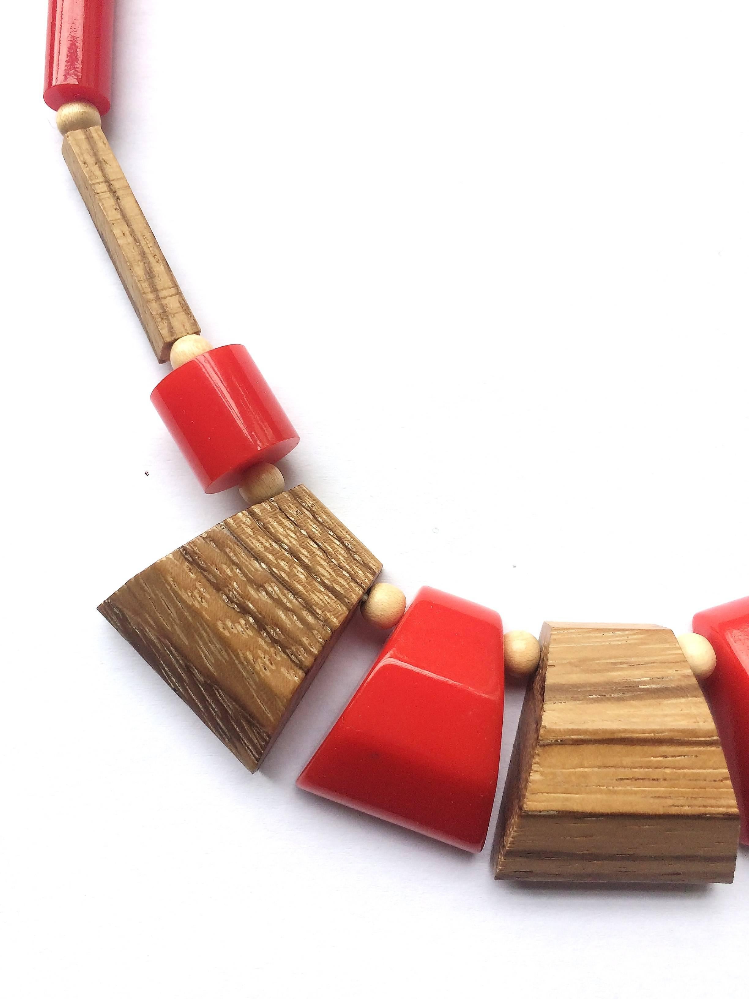 A stylish red Bakelite and wood necklace, USA,  1940s 2