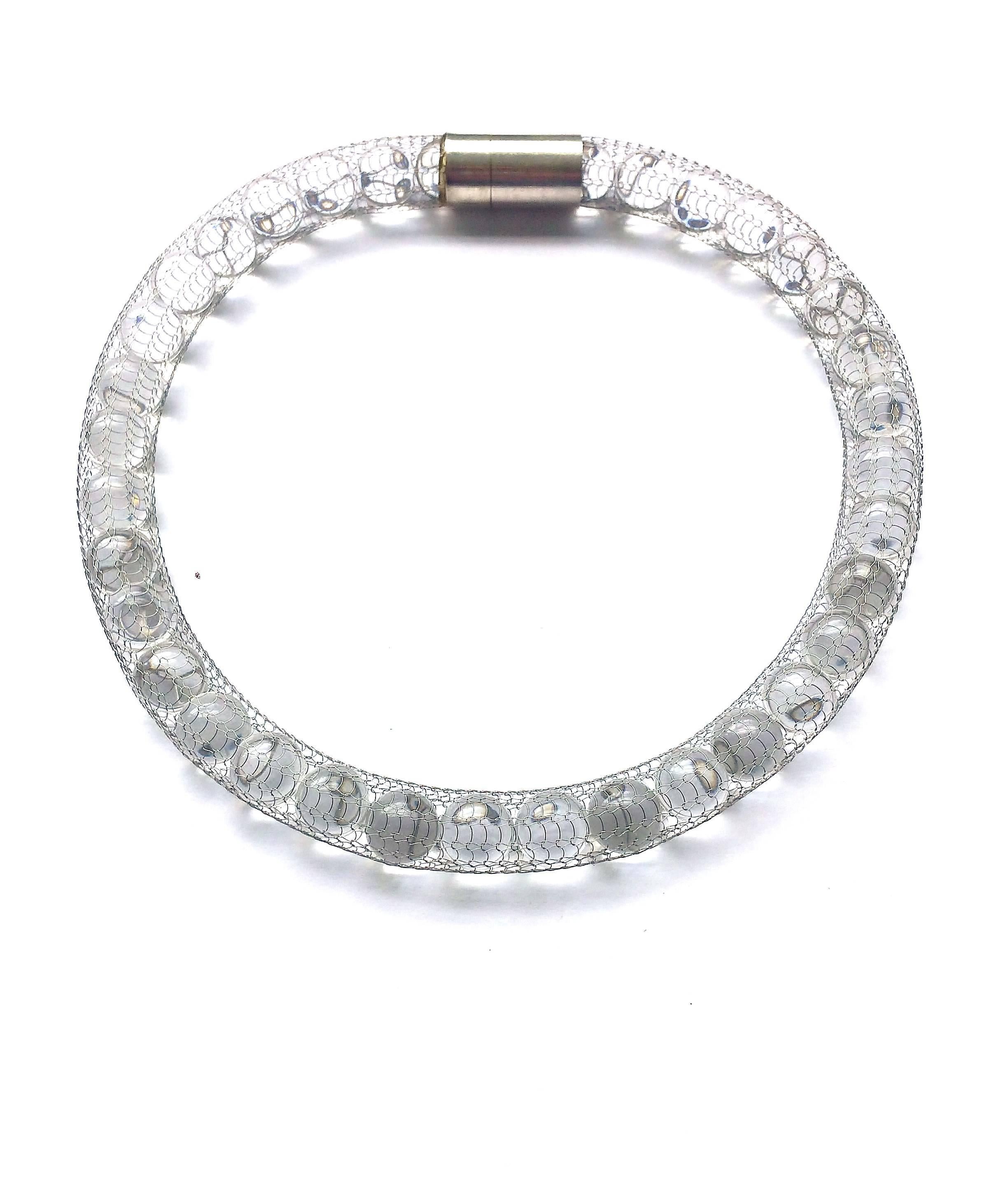 Collier de perles en résine transparente et acier inoxydable à maille fine, 2012 Pour femmes en vente