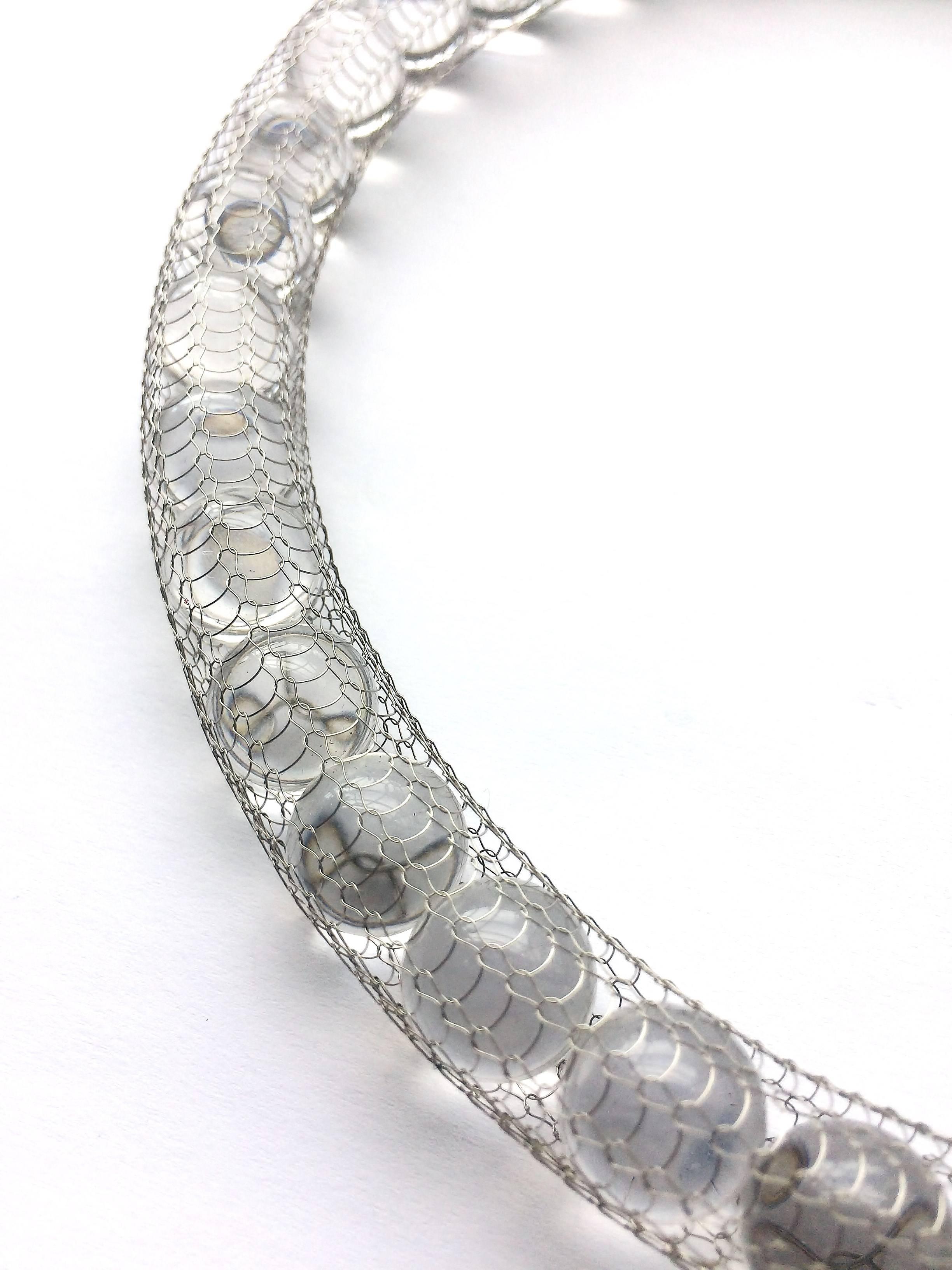Collier de perles en résine transparente et acier inoxydable à maille fine, 2012 en vente 1