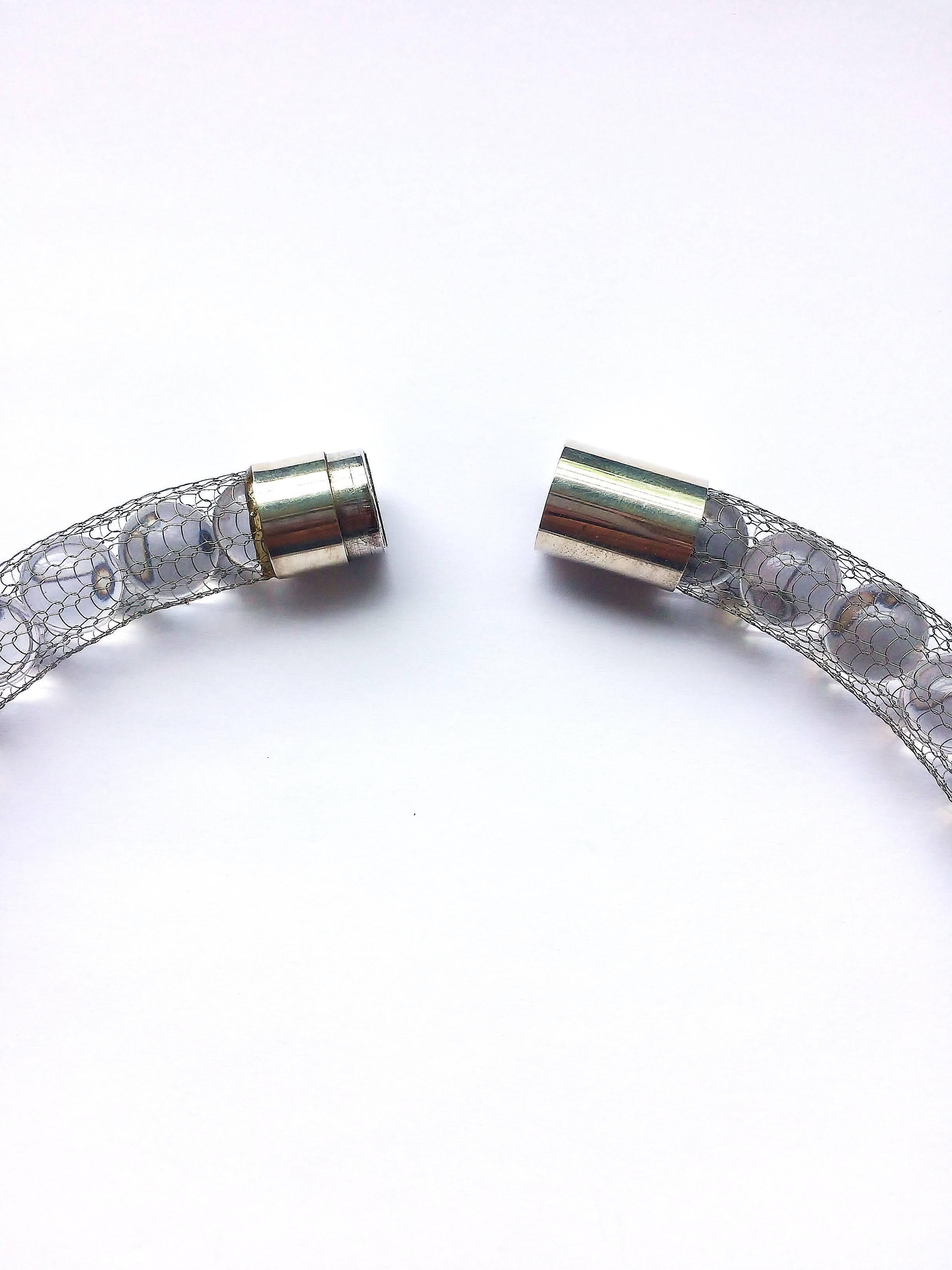Collier de perles en résine transparente et acier inoxydable à maille fine, 2012 en vente 2