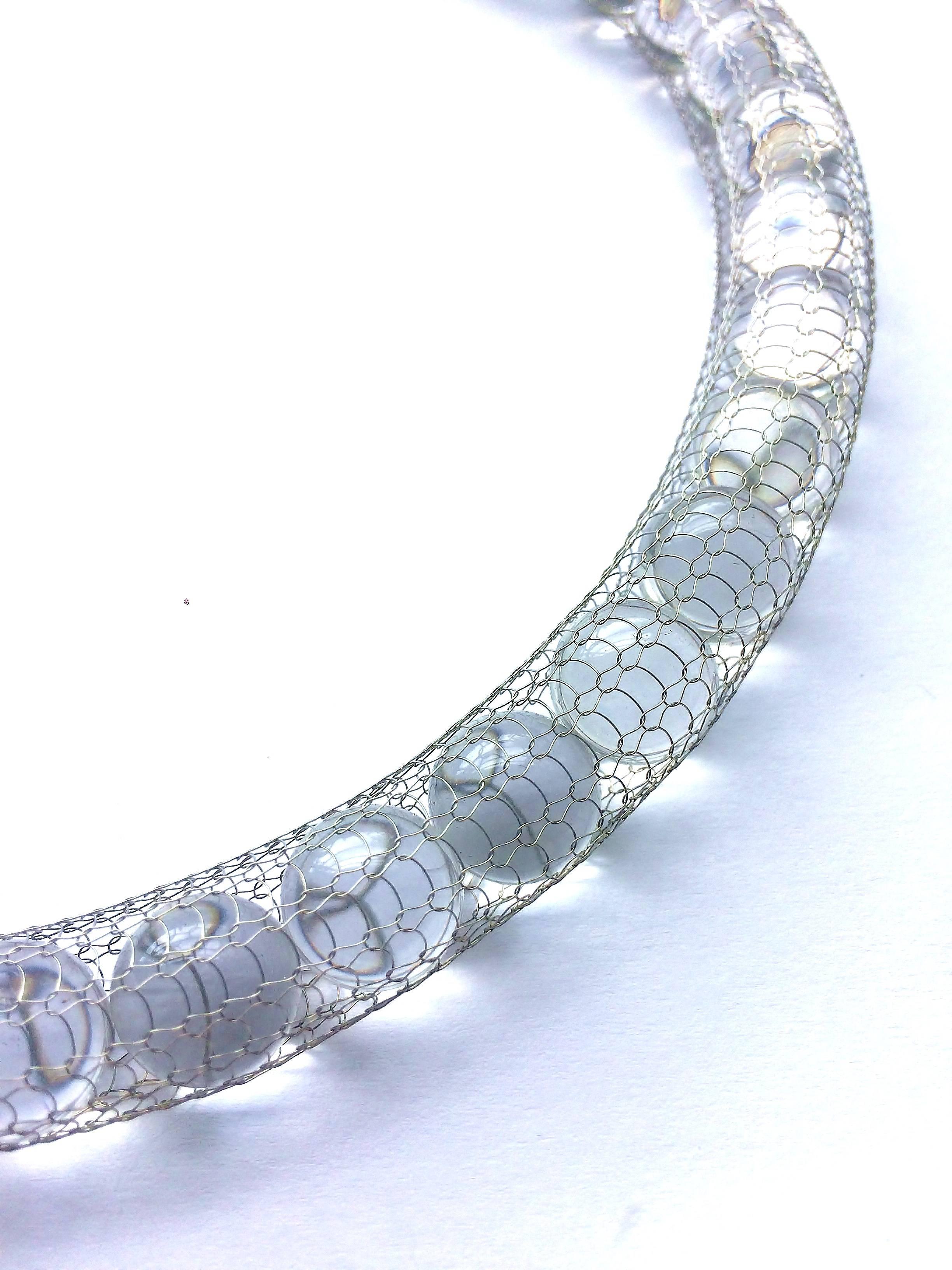 Collier de perles en résine transparente et acier inoxydable à maille fine, 2012 en vente 4