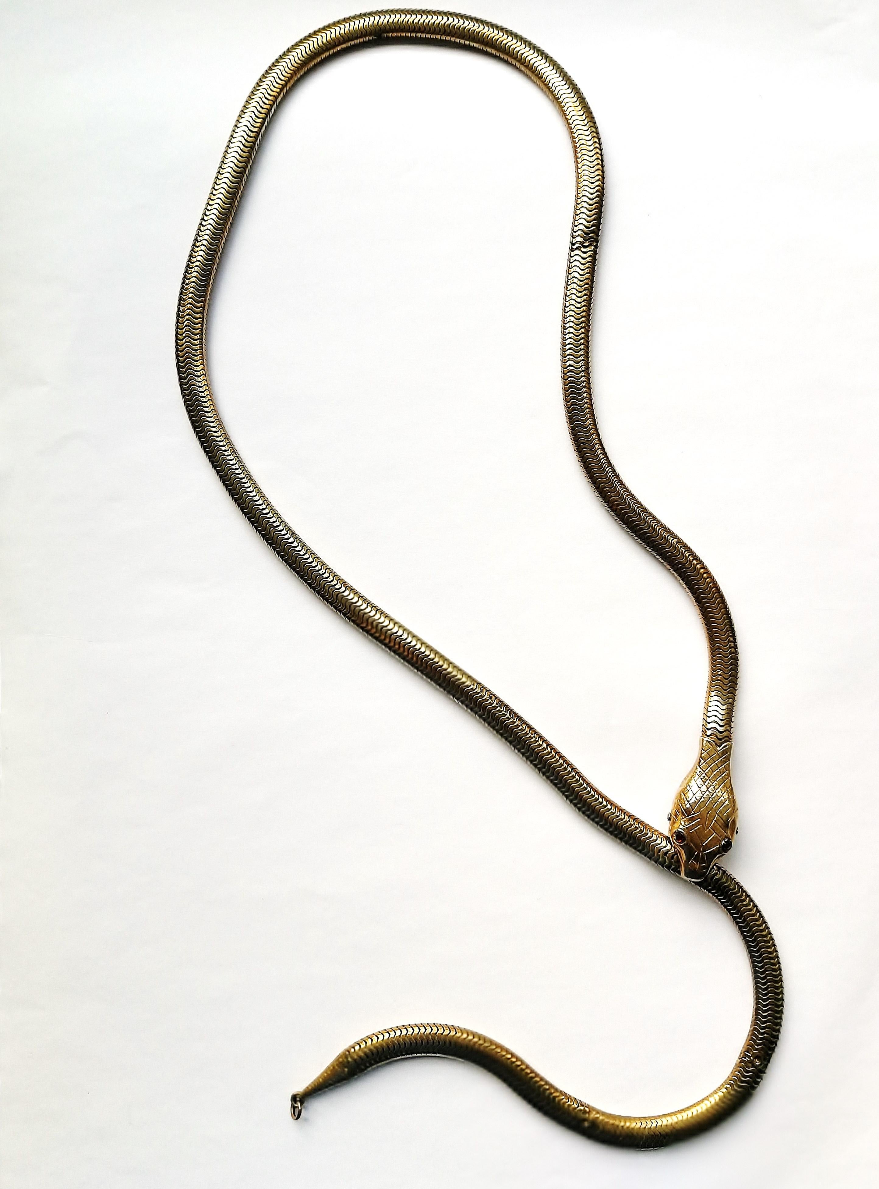 Of beautiful quality and wonderfully sinuous, glistening and gleaming, this 'snake' necklace is an elegant piece.
It can also be worn as a belt, having a variable length fitting, where the snake's mouth acts as the fixture.It has a finely crafted