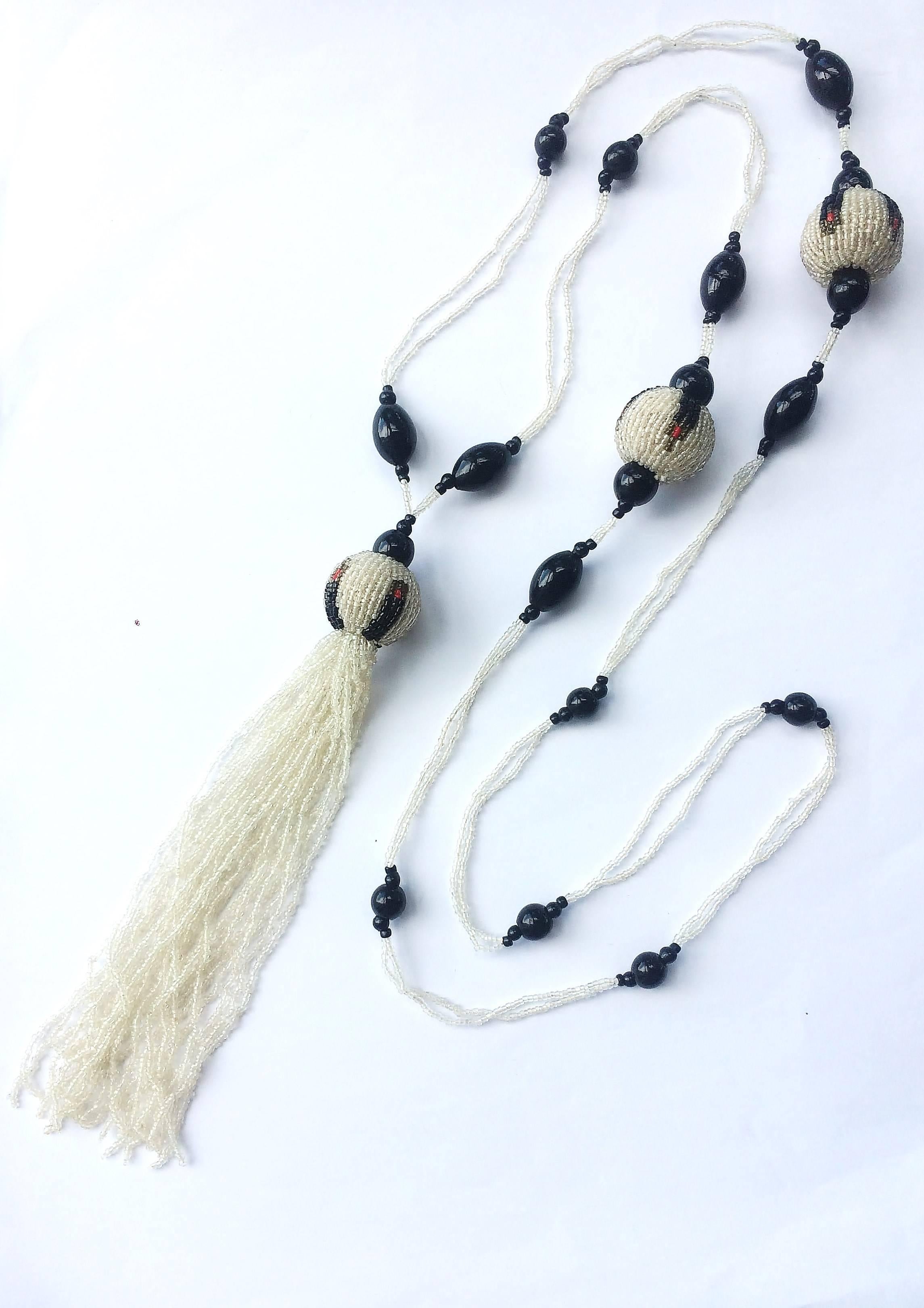 An exceptional and very very long off white, black, citrine and red beaded sautoir necklace, from the 1910s/20s, highly typical of the fashions through that time. Light and elegant, the necklace is a mixture of microbeads, and larger round and oval