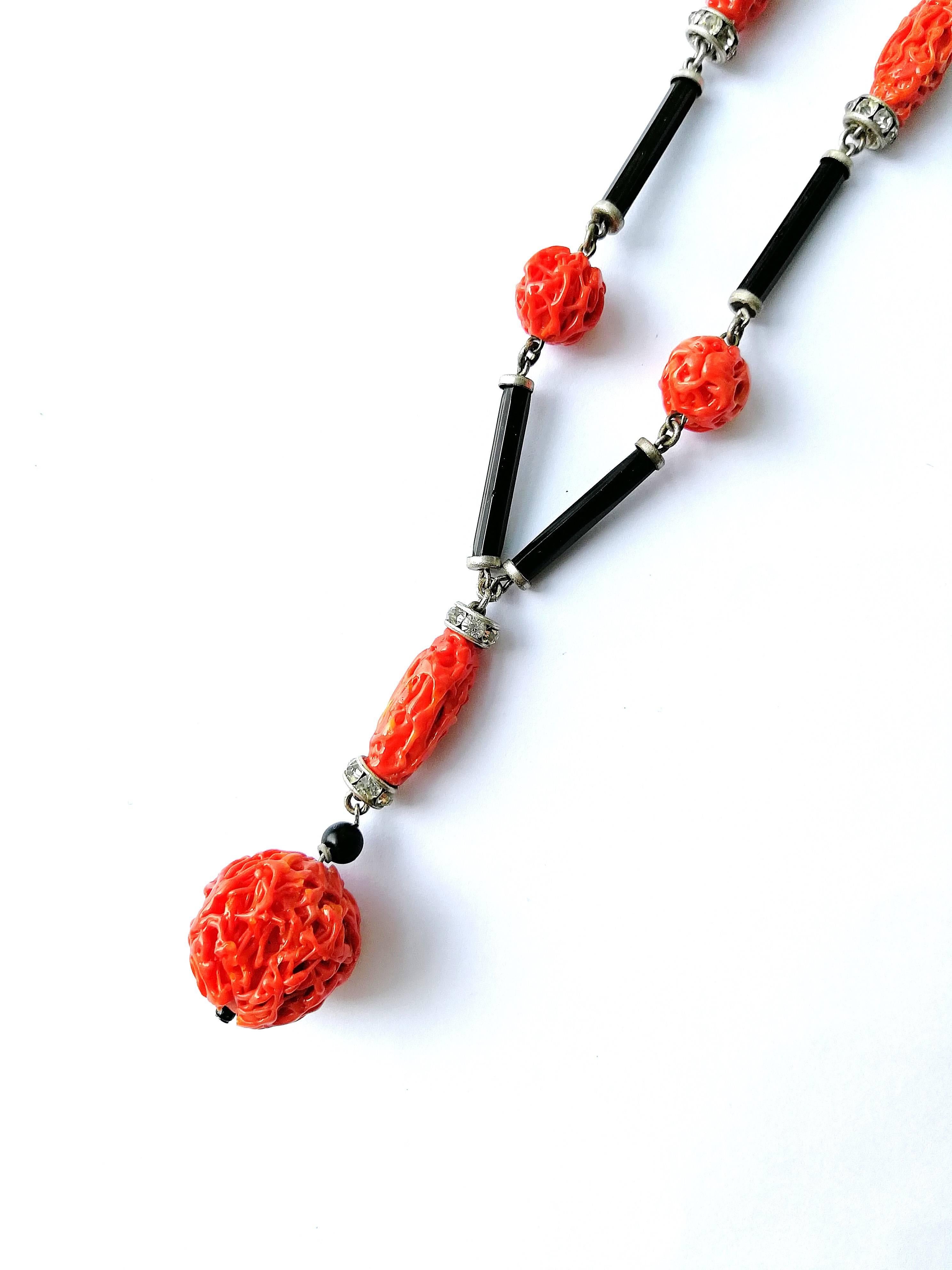Black and coral 'lampwork' glass and paste rondelle sautoir, France, 1920s In Excellent Condition In Greyabbey, County Down