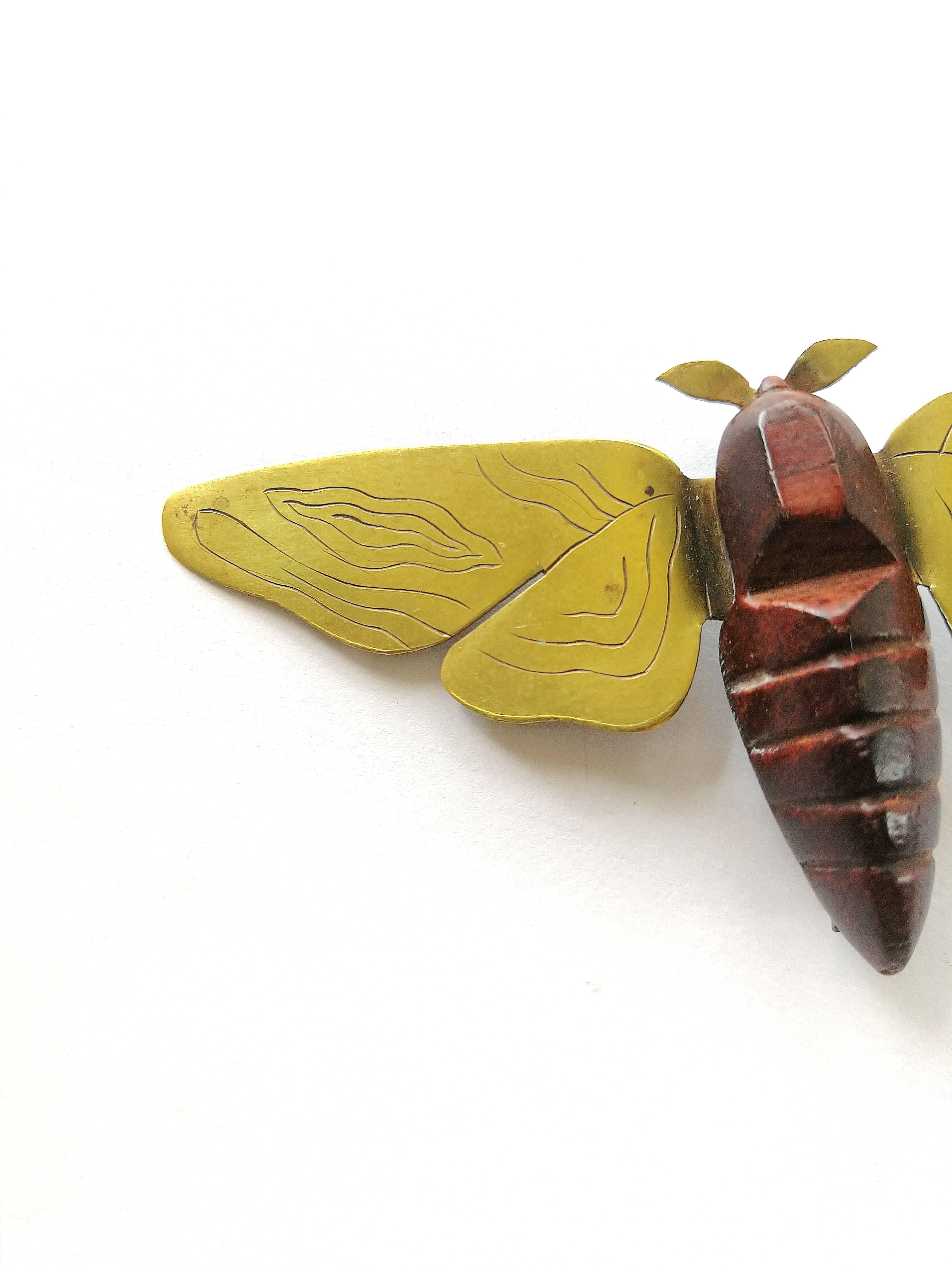 Geschnitzte Brosche „Moth“ aus Holz und graviertem Messing, Frankreich, 1950er Jahre für Damen oder Herren im Angebot