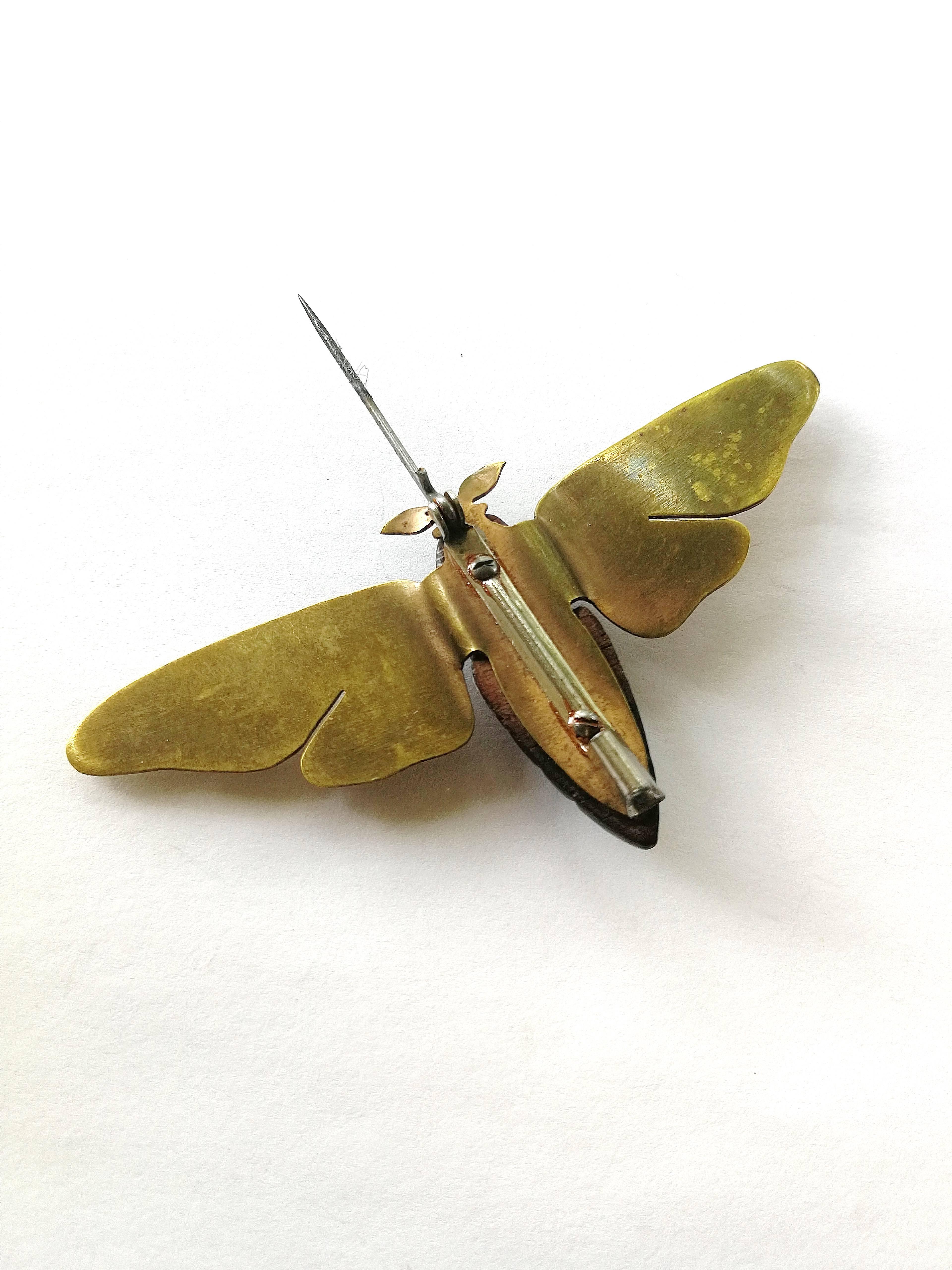 Geschnitzte Brosche „Moth“ aus Holz und graviertem Messing, Frankreich, 1950er Jahre im Zustand „Gut“ im Angebot in Greyabbey, County Down