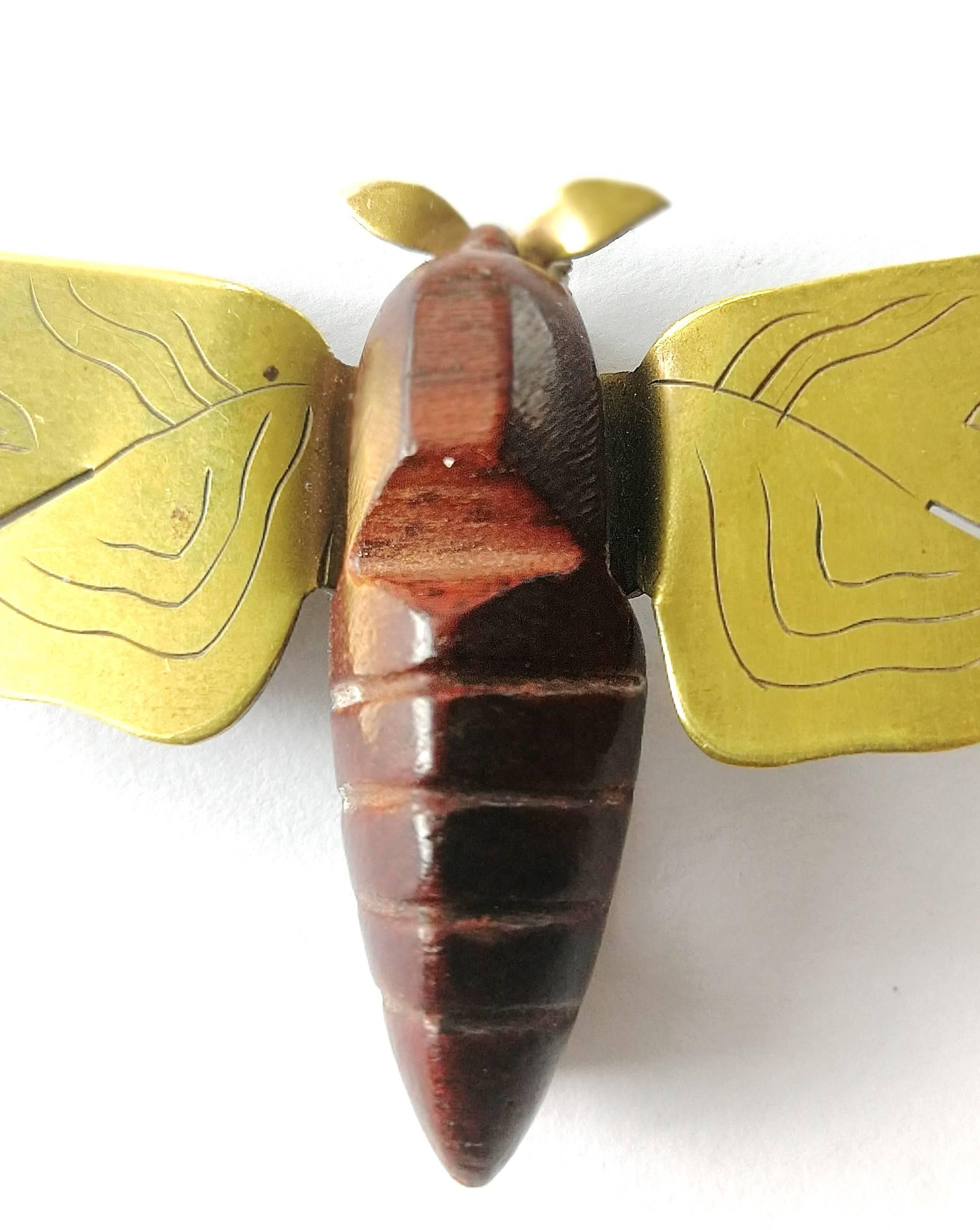 Geschnitzte Brosche „Moth“ aus Holz und graviertem Messing, Frankreich, 1950er Jahre im Angebot 1