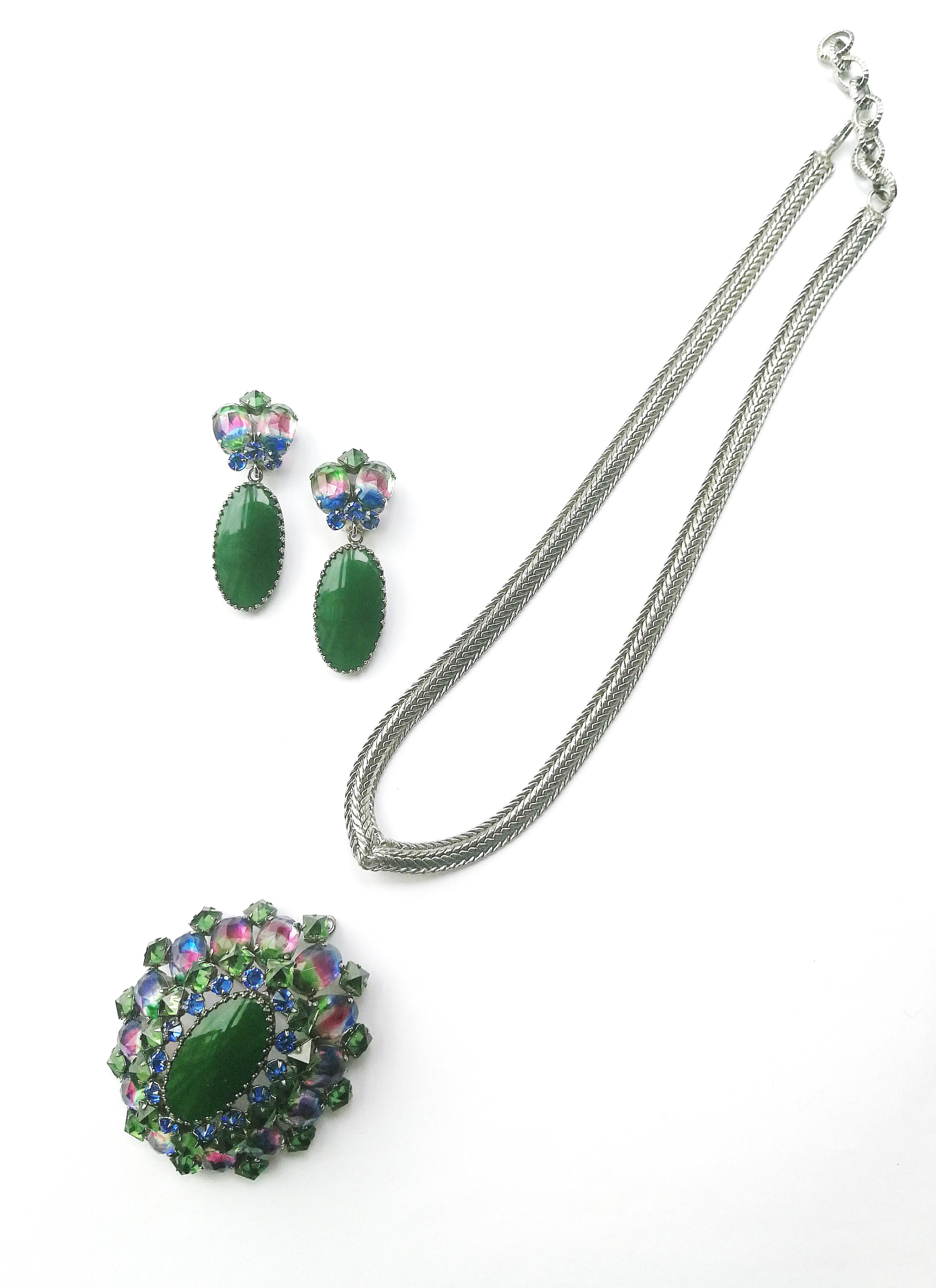 Green glass and multi coloured paste brooch/pendant and earrings, Schreiner NY In Excellent Condition In Greyabbey, County Down