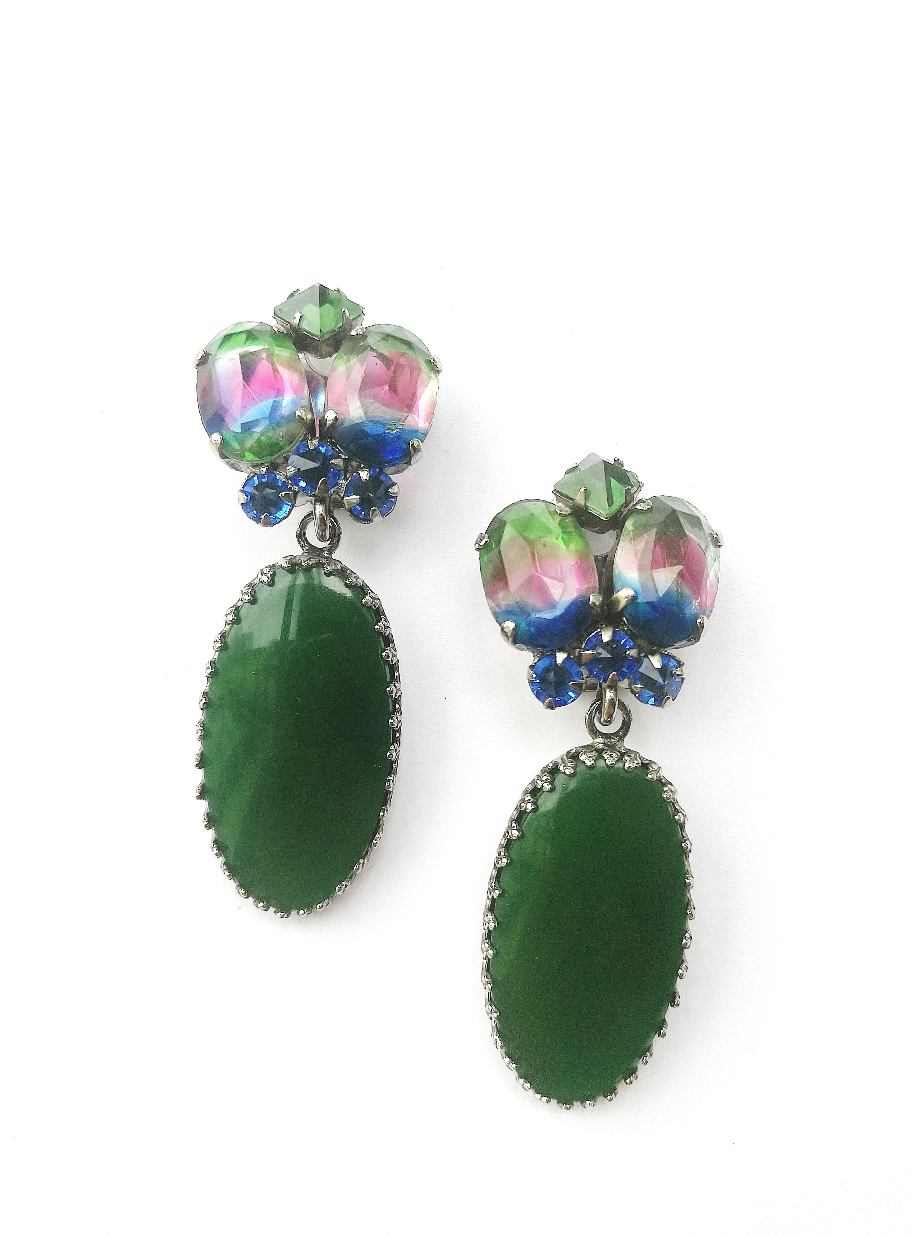 Green glass and multi coloured paste brooch/pendant and earrings, Schreiner NY 8
