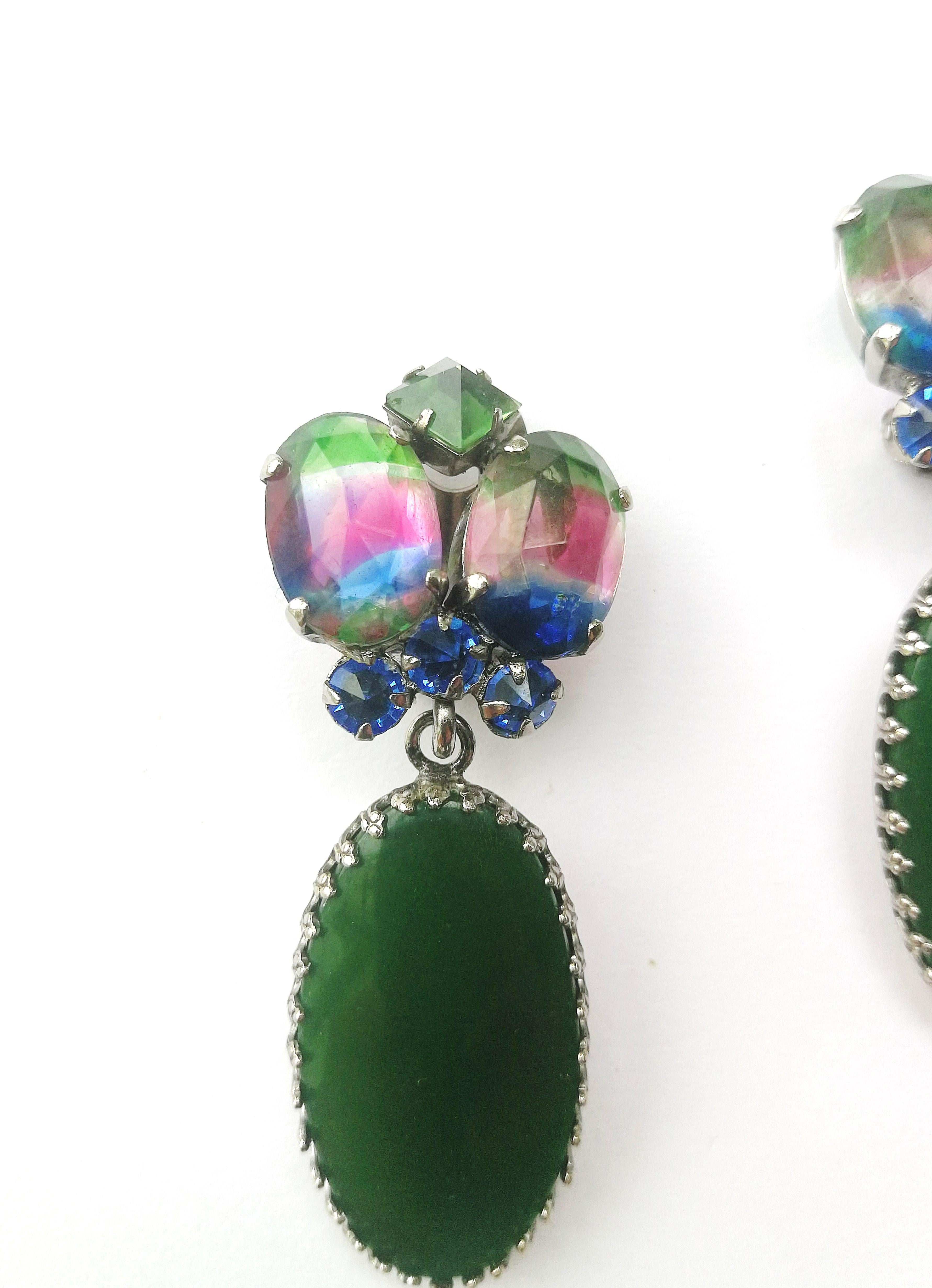 Green glass and multi coloured paste brooch/pendant and earrings, Schreiner NY 11